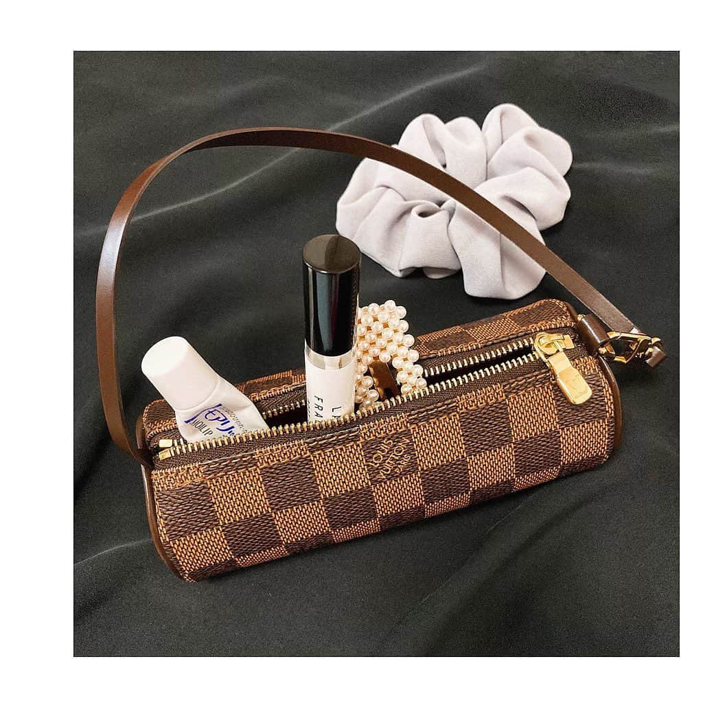 定平佳子さんのインスタグラム写真 - (定平佳子Instagram)「🤍🤎🤍🤎  The contents of the pouch for my mini bag.  ▷ Louis Vuitton DAMIE 🤍  ▶︎ MOILIP ▶︎ LAYERED FRAGRANCE  BODY SPRAY ▶︎ シュシュ ▶︎ パールピン  …  以上 笑  この、ミニポーチ、これくらいしか 入らへん 👝😶 かさばるけれど、使ってる  ( ＋ 鍵、クレジットカード、鏡、除菌スプレー )  今は、口紅 あまり 付けたくないので ( 付けても、マスクに 付いてしまう ) 、薬用 リップ のみです 😷 定番 モアリップ  レイヤードフレグランス は、今の時期 一日中 マスクで、息苦しくなりやすいので‥ 首筋辺りに、ほんの少し 付け、リフレッシュ する 用途 として、使ってます、 香りは、甘い シュガーライチ です  シュシュ は、百均 これは、グレーカラー なら、何でもいい 🤷🏼‍♀️ グレー が、すきです。  パールピン は、表参道 の、雑貨屋さん  #LouisVuitton #ヴィトンダミエ #ルイヴィトン #LouisVuittonDamier #LVpapillon #LouisVuittonpouch #ルイヴィトンポーチ  #LAYEREDFRAGRANCE #BODYSPRAY #シュガーライチ #SUGARLYCHEE #レイヤードフレグランス  #資生堂 #MOILIP #リップクリーム #パールピン #グレー好き #シュシュ  #ヨシコスメ #大人カジュアル  #ミニバッグ #美容垢 #バッグの中身 #whatsinmypouch #cosmeticpouch #コスメポーチ #ポーチの中身 #持ち歩きコスメ #ミニマムライフ」7月23日 20時53分 - yoshiko_doll