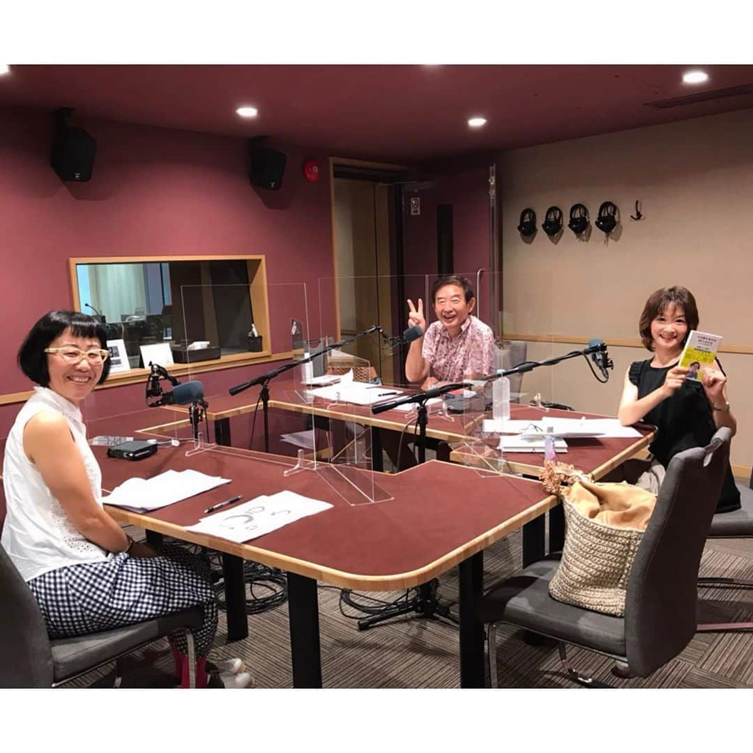 武藤乃子のインスタグラム：「🎤 JFNネット「石田純一のNo socks Jlife」  ゲストは、相貌心理学の教授、佐藤ブゾン貴子さんです。 相貌(そうぼう)心理学とは、顔から性格を読み解く心理学で、性格を理解するなどコミュニケーションのツールとして活用できるメソッドです。  ブゾンさんは日本で唯一の教授で、私も顔分析をしていただきました😳放送回の同録もらう！笑  周りの人たちの性格を知れば、人間関係を円滑にできるかも！？ 放送エリアの皆さま、ぜひ！  #jfn #ラジオパーソナリティー #ラジオ番組 #ラジオ収録  #ラジオ  #アナウンサー  #フリーアナウンサー  #デュアルライフ  #デュアルライフアナウンサー  #石田純一 #佐藤ブゾン貴子   群馬(月)11:30～ 栃木(日)19:30～ 山形(金)13:30～ 新潟(水)11:30～ 岐阜(日)9:00～ 福井(月)5:00～ 山陰(日)9:00～ 広島(日)8:00～ 熊本(土)9:00～ 宮崎(土)11:30～」