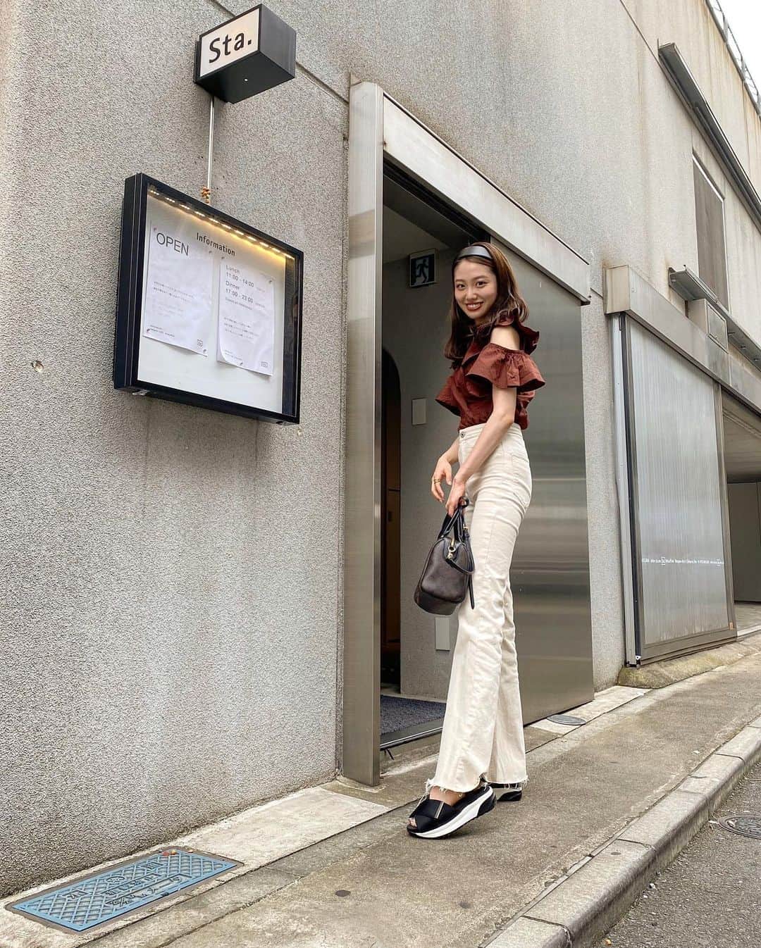 藤江萌さんのインスタグラム写真 - (藤江萌Instagram)「カジュアルな日✌︎  tops : @sly_official  pants : @bershka  shoes : @pageboy_pr  headband : @globalwork_official  bag : @coach」7月23日 20時47分 - fujie_moe_official