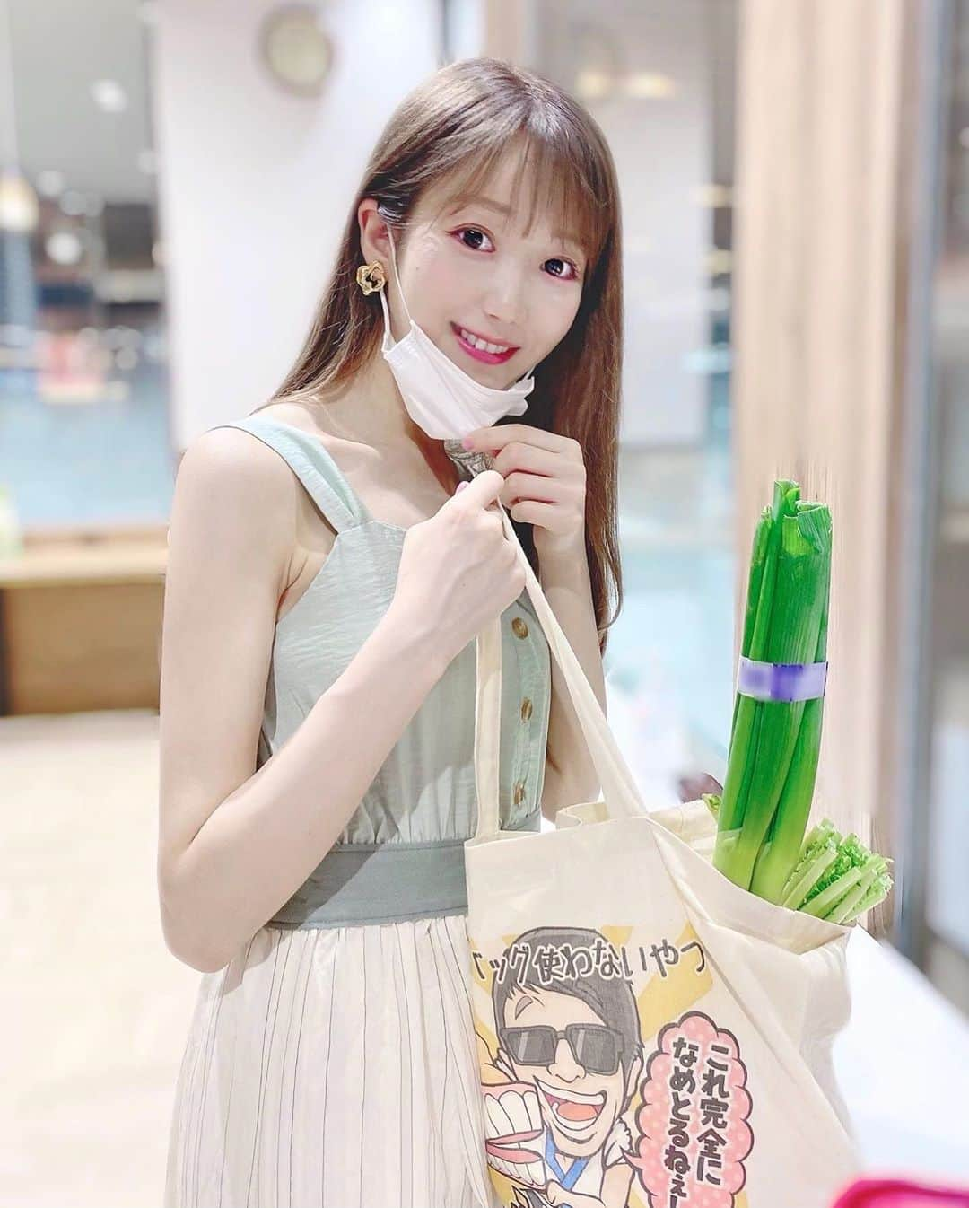 大谷映美里さんのインスタグラム写真 - (大谷映美里Instagram)「🥦 ㅤㅤㅤㅤㅤㅤㅤㅤㅤㅤㅤㅤㅤ お気に入りのエコバッグ🙂🤍 この日はネギと大根を買ったよ🙂🙂🤍🤍  ㅤㅤㅤㅤㅤㅤㅤㅤㅤㅤㅤㅤㅤ #アッパレ木 で出された課題(？)です。本当に載せるんかい！ #ふーみんチャンネル さんありがとうございます。 ㅤㅤㅤㅤㅤㅤㅤㅤㅤㅤㅤㅤㅤ」7月23日 20時54分 - otani_emiri