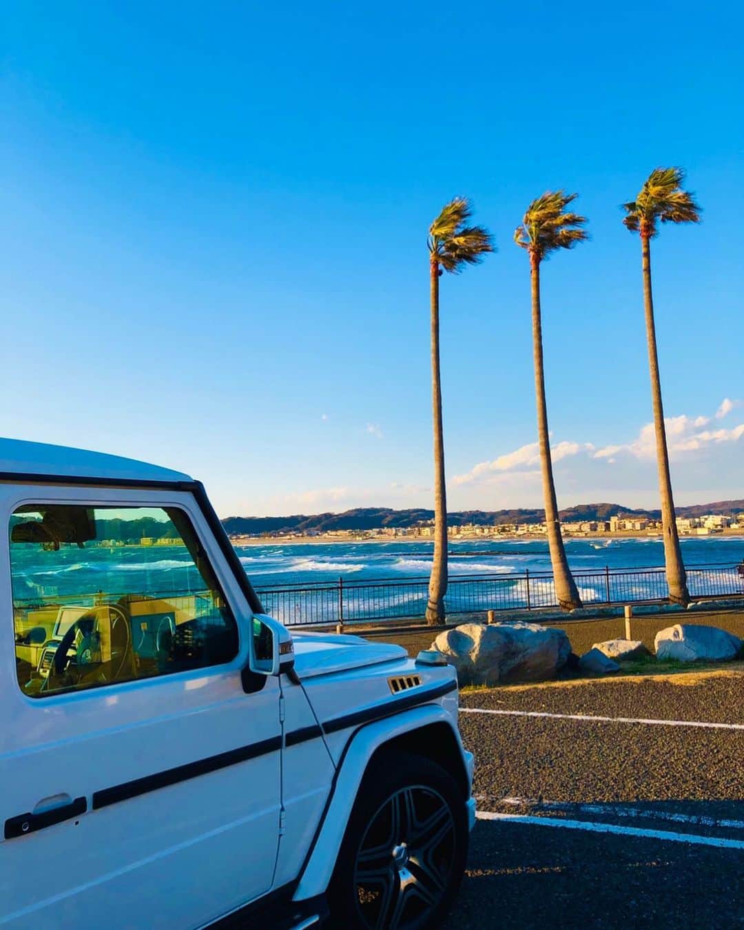 マイケル富岡のインスタグラム：「海の日♡ 今年はどんな夏になるのだろう… wanna ride? 海…ドライブ♪#beach #surf #cruise #marina #mybabe #mercedesbenz #gclass #amg #actor #actorslife #shooting #idcmarjun #マイケル富岡 #俳優 #タレント #撮影 #海 #ドライブ #湘南 #江ノ島 #由比ヶ浜 #材木座 #ronherman #malibufarm」