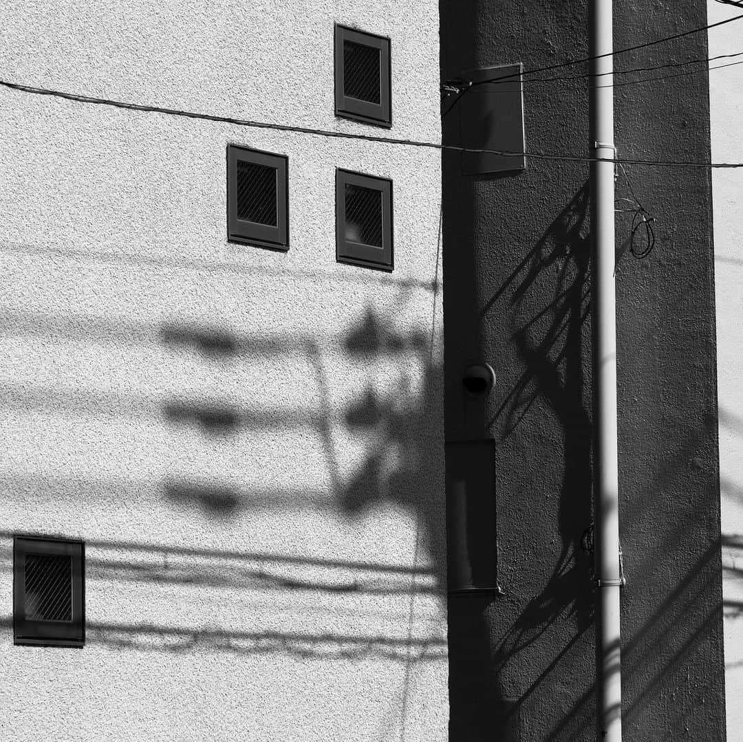 naotakeのインスタグラム：「壁 - A wall / X-T2 & Snapseed, 20200724 . . 「精度の高いウェブ面接」のノウハウは、「通常の面接」にも使えるのかな。 . . #spicollective #royalsnappingartists #infamous_family #rsa_main #infinity_photo_cult #2_fineart #jp_gallery_member #jp_gallery_bnw #trb_bnw #wp_bnw  #bnw_life #bnwlife_member #bnw_life_shots #bnw_captures #world_bnw #top_bnw #team_jp_ #team_jp_モノクロ #ig_energy_bw #ig_nihon #streetphotographybnw #igersjp #blackandwhite #bnw #bnwphoto #monochrome #bw #bnwphotography #今日もx日和 #fujifilm」