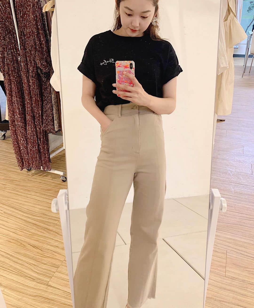 mina hinokuchiのインスタグラム：「. こんな日も☀︎ 楽しみなカラーデニム✨ . 甘めなトップスと合わせても、 Ｔシャツでカジュアルにまとめるのも◎◎ Ｔシャツはロールアップして着るのもオススメです♪ 上下どっちも後ろ姿が可愛くて、、！(2枚目) . #whoswhochico #salonbychico #フーズフーチコ　#チコ　#outfit #onlinestoreで予約中です✔︎」