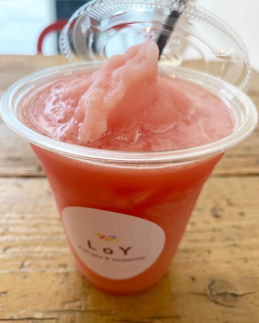 のインスタグラム：「お客様に教えて頂いたお店に ようやく行けました♡ ・ @loy_juice_sandwiches_  ・ のスイカスムージー🍉🍉🍉 ・ 「ちょっと量が多くなったのですが、飲んで下さい♡」 ・ スタッフさんが感じ良すぎて それだけでも癒されたのに。 お客様のおっしゃる通り ドリンクも至極の美味しさ♡ ・ 大阪には まだまだ美味しくて あったかいお店が沢山あります。 ・ 何年も毎日変わらず 同じ風景を見てきたのに。 ・ この数ヶ月で 様変わりした風景もある。 こんなことで なくなって欲しくない。 なくなりたくない。 ・ だからこそ。 いつも以上に自分の足で 目で耳で心で体感しよう。 ・ #体験体感経験 #関西ぱわぁ #マニクロごはん部」