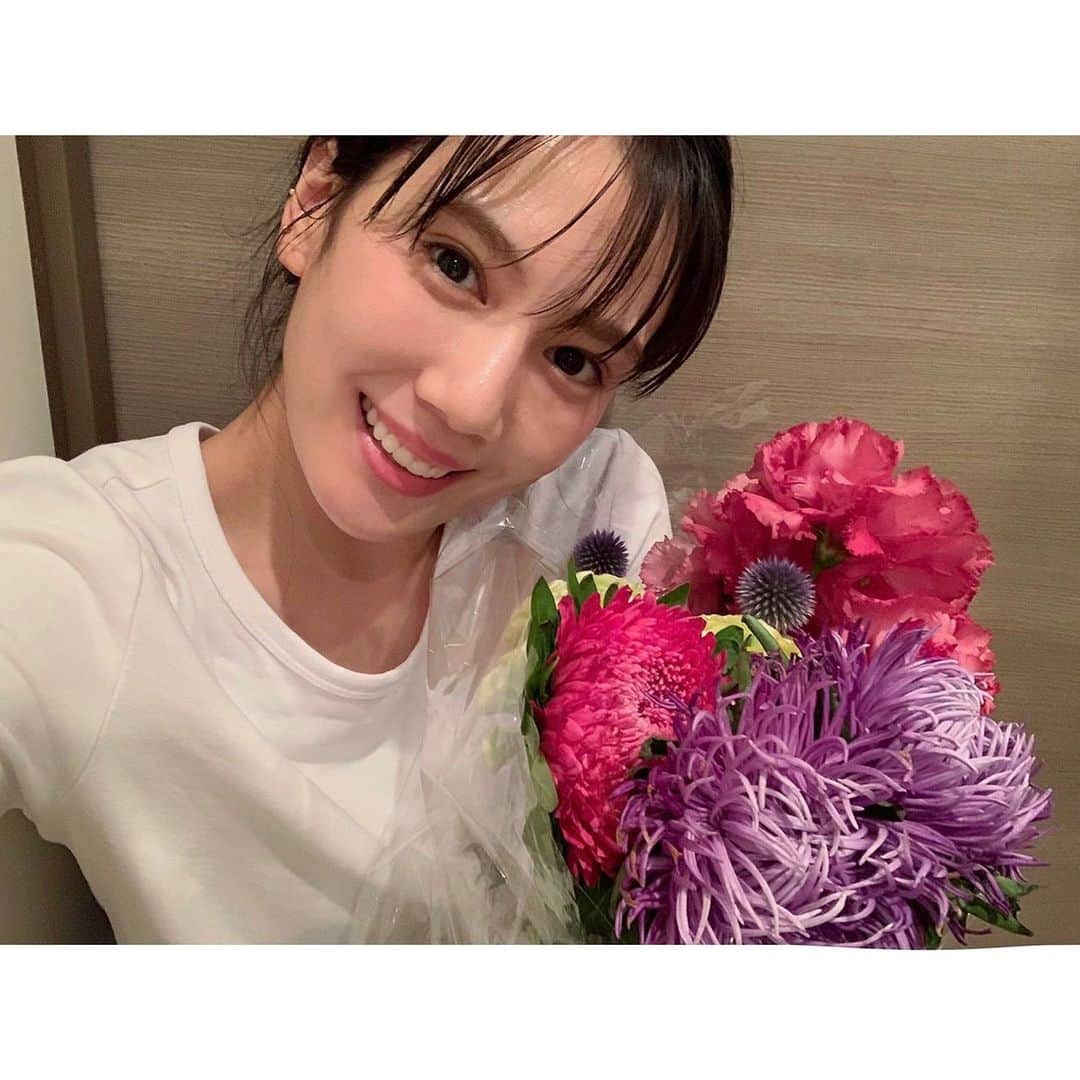 山本千尋さんのインスタグラム写真 - (山本千尋Instagram)「素敵なお花を頂き、お家も気持ちも明るく幸せになりました。 #BeautifulDay #Thanku」7月23日 20時58分 - chihirooyamamotoo