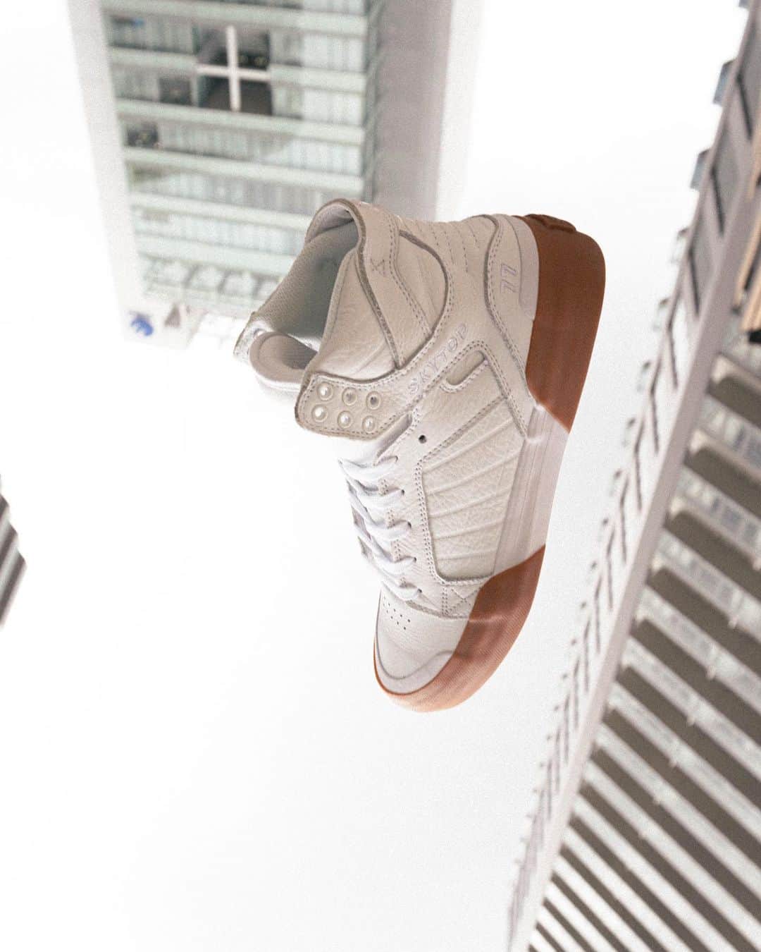 SUPRA TOKYOさんのインスタグラム写真 - (SUPRA TOKYOInstagram)「【SKYTOP 77】 “WHITE GUM” . STORE & ONLINE . #suprafootweartokyo #sneaker #skytop77 #white #restock #harajuku #tokyo #odaiba」7月23日 21時00分 - supratokyo