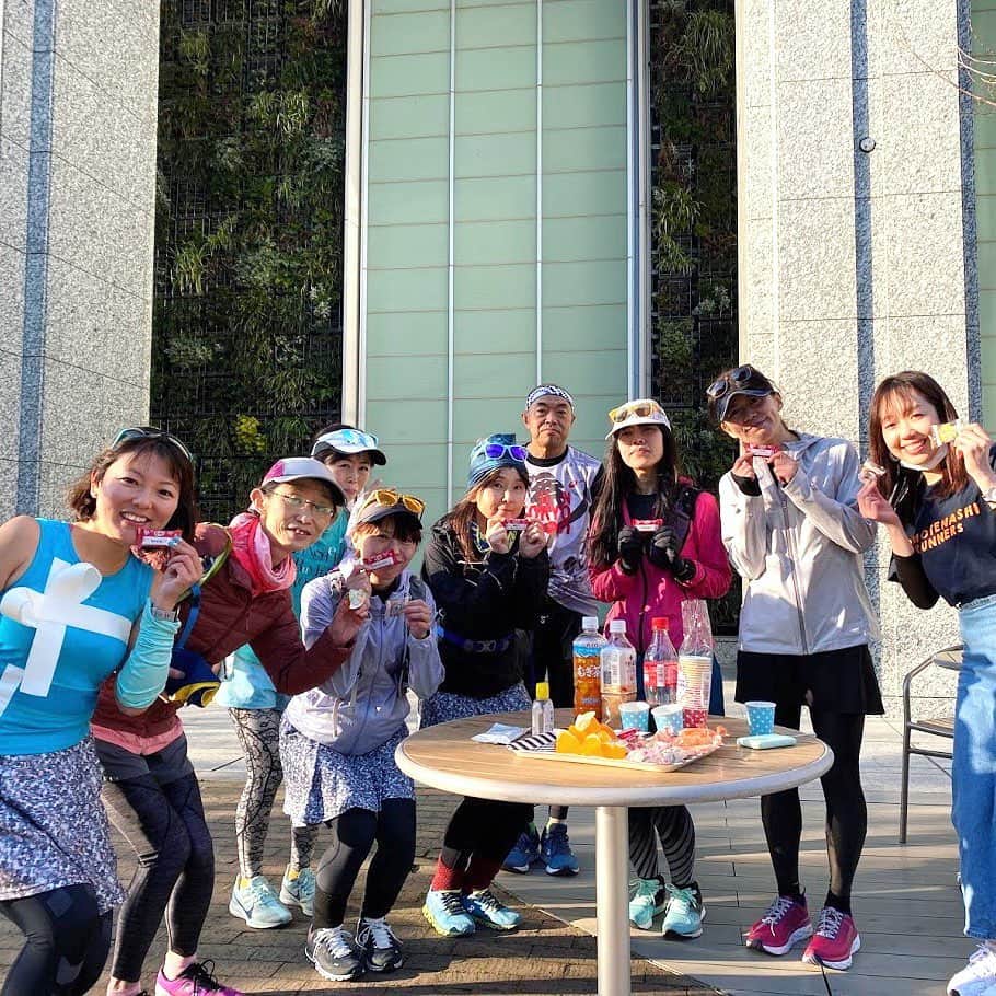run+さんのインスタグラム写真 - (run+Instagram)「ランニングマガジン【クリール9月号】で #ティファニー巡礼Run を取り上げて頂きました✨  あの時の嬉しさ、喜びが蘇ってくるよう😍  2020.03.15 #名古屋ウィメンズマラソン2020 無事終了！ 二度とない #名古屋ウィメンズat東京 今までで一番長くて一番笑ったフルマラソン+8.58km(コレ7.58なら名古屋だったかも！！)の、ほんの一部。 後はネックレスを待つばかり♡  回ったTiffanyは ◆ティファニーカフェ ◇西武渋谷店-ティファニー ◇渋谷スクランブルスクエア-ティファニー ◇新宿高島屋-ティファニー ◇新宿小田急百貨店-ティファニー ◆ティファニー 新宿店 ◇新宿伊勢丹-ティファニー ◇池袋西武-ティファニー ◇池袋東武-ティファニー ◇日本橋三越-ティファニー ◆ティファニー銀座本店 ◆ティファニー銀座ブライダル ◇銀座三越-ティファニー ◆ティファニー丸の内店 ◆ティファニー六本木ヒルズ  名古屋らしさ(世界の山ちゃん・地雷屋)を散りばめながら 回ったショップは直営店6店・デパート9つで計15！ 百貨店の中のティファニーは百貨店前で。  おもてなしランナーの同期生、さよちゃんが待っててくれたり、麻布十番のゆるキャラジュパピョンと記念写真撮ったり、ゴールで待っててくれたり暖かいみんなのおもてなしに感謝でいっぱい✨  今年だけの楽しみ方をした名古屋ウィメンズ2020。  来年は、、、 前泊で御朱印巡りをしながら、 ひつまぶしとか名古屋コーチンの親子丼とか 名古屋メシをカーボローディング🤣とか言いながら ランナーあるあるなトークにみんなで食べて笑って ナゴヤドームでRUN友に会って限定グッズ買って 時間ギリギリまで明日頑張ろうねっ！とか言い合いながらハイタッチして笑って、ドキドキしながら寝て 当日朝は載せきれないぐらいみんなで写真撮って ティファニーウェアとネイルで42.195km走って ABBAの流れるナゴヤドームにおかえり！おかえりっ！ って言われながらハイタッチとフィニッシュして 電光掲示板見てよく頑張った！って自分で自分を褒めて おもてなしタキシード隊に銀盤のブルーボックスプレゼントしてもらって、 ティファニーネイルの手でニマニマしながらいっぱい写真撮って、 ゴールの喜びと健闘を分かち合って、 ういろうとか名古屋嬢とか重くなるほどのお土産抱えながら新幹線で東京戻って、 ティファニーショップにネックレス持ってて、 今年の初めて見ました♡なんてリップサービスで喜んで…  そんな王道の #名古屋ウィメンズ を楽しみたい で、いいタイムで走れたら尚嬉しい。  それが私の名古屋ウィメンズ。  #名古屋ウィメンズ2021  #ティファニーが私を待っている  #楽しむことを決めている  #ココからの景色は絶景だ #走らないと見えない景色 #走れるってサイコー #頑張れ私 #のびしろしかない   #走れるって幸せ #走れるって当たり前じゃない  #写真で伝えたい私の世界 #写ラン #ラン #ランニング #RUN #running #走る人  #ランニング好きな人と繋がりたい  #ランナーさんと繋がりたい #igランナーズ #igランナーズと繋がりたい #Runday #RunLovesLife #runstagram #joyrun @runplus #aday」7月23日 21時00分 - runplus