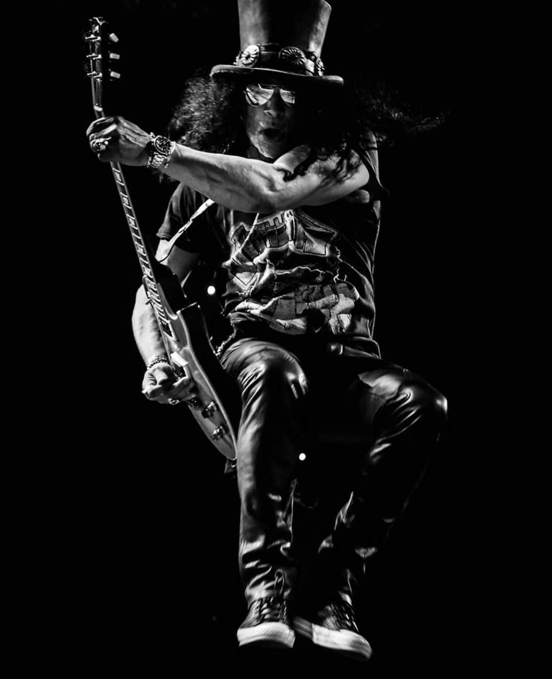 Alternative Pressさんのインスタグラム写真 - (Alternative PressInstagram)「From @gunsnroses to @velvet_revolverofficial, @slash’s effortless ability to tear through any song or musical genre has dubbed him a guitar god, unlike any other the world has ever seen. Comment below to wish Slash a very happy birthday 🤘 🎸⁠ 📸 : @katbenzova_rockphoto⁠ .⁠ .⁠ .⁠ #slash #gunsnroses #velvetrevolver #greatestguitarplayers #alternativepress #altpress⁠」7月23日 21時01分 - altpress