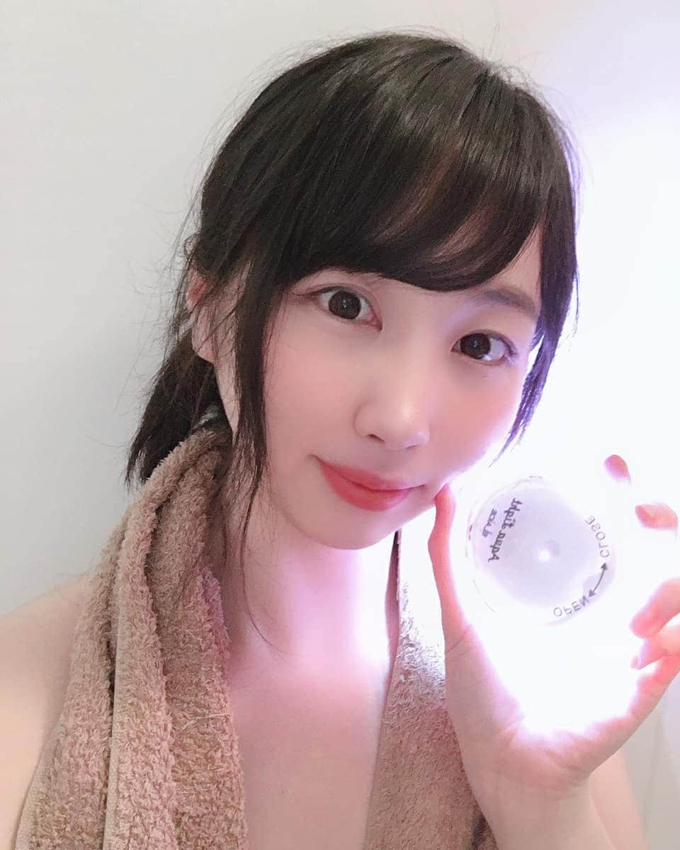 白葉まりさんのインスタグラム写真 - (白葉まりInstagram)「YouTubeにバスタイム動画アップしたよー🛀💕 . . お風呂が癒しの場なので何か良いバスグッズないかなって探してたら、エレスの アクアライト  っていうのを見つけました✨ . ちなみにこちらはインスタハイライトにリンク載せています『YouTubeで使いたいAmazon欲しいものリスト』より頂いたものです💓活動ご支援ありがとうございます😘😭💕 . . 暗くしてライトをつけると幻想的になって心が落ちつきましたぁ(*´ω｀*)✨✨ Please subsucribe to my youtube channel! youtube search⇒『shirahamari』 . . . . #白葉まり #お風呂 #バスタイム #バスグッズ #ledライト #バスライト #アクアライト #チャンネル登録お願いします #amazon欲しいものリスト #bathtime #japanesegirl #youtuber #youtubechannel #goodevening」7月23日 21時01分 - shirahamari