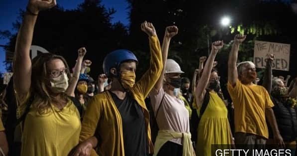 トームさんのインスタグラム写真 - (トームInstagram)「What choice do we have?’: Portland’s ‘Wall of Moms’ faces off with federal officers at tense protests   By Marissa J. Lang July 22, 2020 @washingtonpost   The fledgling collective, formed less than a week ago, has dubbed itself the Wall of Moms — and new chapters have already formed in cities around the country from St. Louis to New York, Chicago to Philadelphia and even in the nation’s capital. The groups have organized in anticipation of a national deployment of federal law enforcement personnel to Democratic-led cities — a nascent plan President Trump announced he was putting into action earlier this week. Trump has defended his administration’s use of force in Portland, where officers from various federal agencies have clashed nightly with protesters, made arrests and pulled demonstrators in for questioning in unmarked cars. The president called the protests in Portland, a liberal Pacific Northwest city, “worse than Afghanistan.” .  Mayors, members of Congress and state officials have pushed back, telling the federal government they do not want or need federal troops in their cities. Portland Mayor Ted Wheeler (D) has for days called for the immediate removal of federal troops. Now, the moms are getting involved. Many of the mothers say they were summoned when George Floyd, a black man who died in police custody in Minneapolis in May, cried out for his mother with his last breaths. “When you’re a mom you have this primal urge to protect kids, and not just your kids, all kids,” said Wall of Moms organizer Jennie Vinson, 43. “To see a grown man reaching out and calling for his mother — I think that was a transformational moment for so many of us. It’s like: What choice do we have but to do this?” .  Though the Wall of Moms has become an overnight Internet sensation, the group has also attracted skepticism. Some scholars and racial justice activists have criticized the group and the attention it has attracted for centering the voices of mostly white mothers. #blacklivesmatter #wallofmoms」7月23日 12時02分 - tomenyc