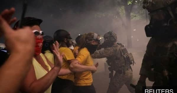 トームさんのインスタグラム写真 - (トームInstagram)「What choice do we have?’: Portland’s ‘Wall of Moms’ faces off with federal officers at tense protests   By Marissa J. Lang July 22, 2020 @washingtonpost   The fledgling collective, formed less than a week ago, has dubbed itself the Wall of Moms — and new chapters have already formed in cities around the country from St. Louis to New York, Chicago to Philadelphia and even in the nation’s capital. The groups have organized in anticipation of a national deployment of federal law enforcement personnel to Democratic-led cities — a nascent plan President Trump announced he was putting into action earlier this week. Trump has defended his administration’s use of force in Portland, where officers from various federal agencies have clashed nightly with protesters, made arrests and pulled demonstrators in for questioning in unmarked cars. The president called the protests in Portland, a liberal Pacific Northwest city, “worse than Afghanistan.” .  Mayors, members of Congress and state officials have pushed back, telling the federal government they do not want or need federal troops in their cities. Portland Mayor Ted Wheeler (D) has for days called for the immediate removal of federal troops. Now, the moms are getting involved. Many of the mothers say they were summoned when George Floyd, a black man who died in police custody in Minneapolis in May, cried out for his mother with his last breaths. “When you’re a mom you have this primal urge to protect kids, and not just your kids, all kids,” said Wall of Moms organizer Jennie Vinson, 43. “To see a grown man reaching out and calling for his mother — I think that was a transformational moment for so many of us. It’s like: What choice do we have but to do this?” .  Though the Wall of Moms has become an overnight Internet sensation, the group has also attracted skepticism. Some scholars and racial justice activists have criticized the group and the attention it has attracted for centering the voices of mostly white mothers. #blacklivesmatter #wallofmoms」7月23日 12時02分 - tomenyc