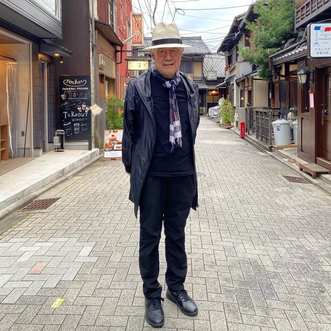 松本隆さんのインスタグラム写真 - (松本隆Instagram)「京都の友人の地野裕子が洋服のブランドityucasiを作った。コロナ時代に病院で医師や看護士が着る抗菌ガウンが足りないと聞き、素早くそれを製造して寄付するという。で、昨日数人の友人とコーヒー飲んでるとき、誕生日プレゼントにカジュアルでお洒落な抗菌パーカーを作ったので新幹線に乗るときに来て欲しいと。松本さんに似合うはずだと。着てみると、不思議に暑くないし、蒸れもしない。いらない時はまるめてバッグにしまえるし、洗濯もできる。これを着て東京へ仕事に行ってきます。 https://www.makuake.com/project/protective-foodie/」7月23日 12時04分 - takashi_matsumoto_official