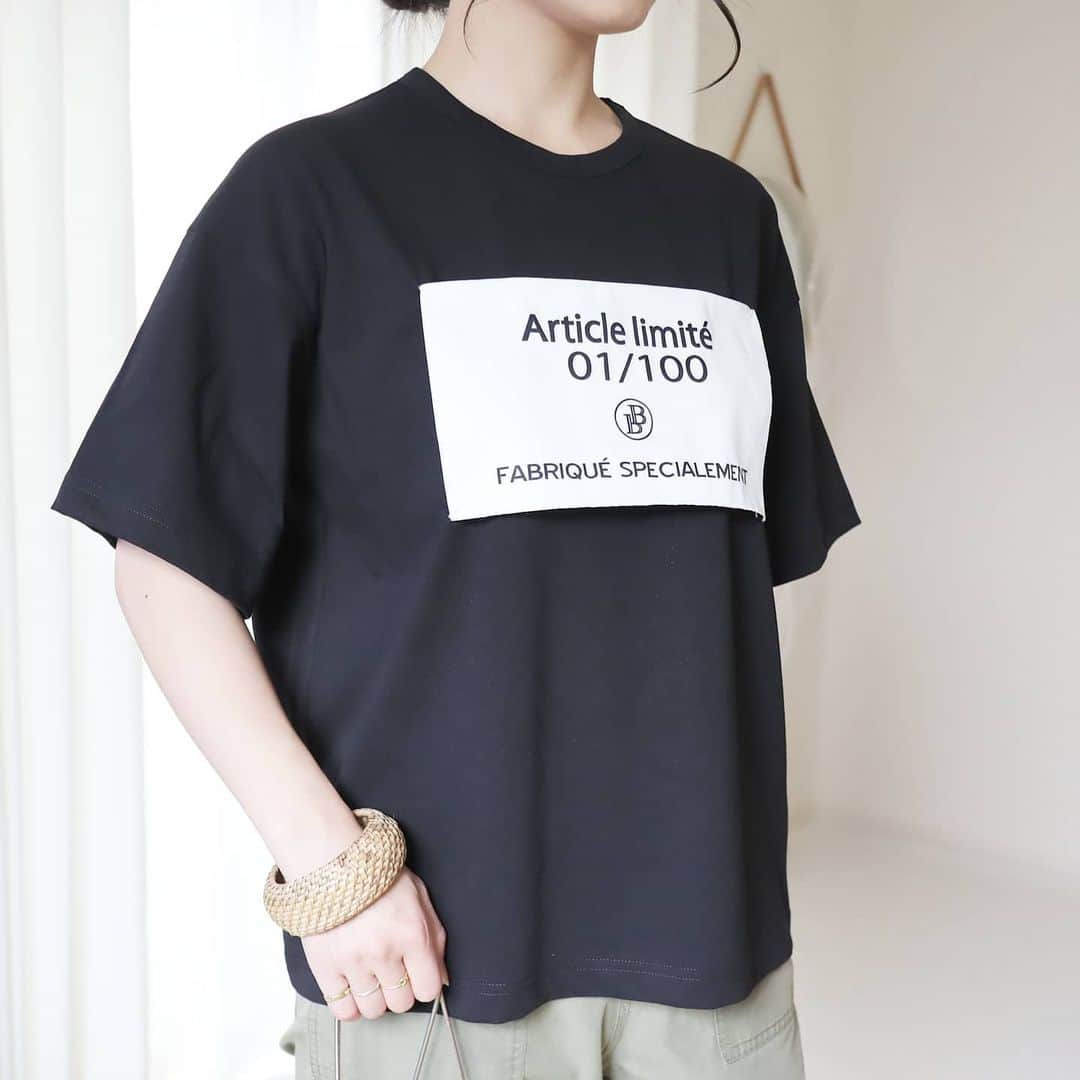 Eri Satoさんのインスタグラム写真 - (Eri SatoInstagram)「black×olive greenコーデ · T-shirt: @blancbasque pants: @edist.closet shoes: @outletshoes_official · ブランバスクの 👉大織ネームTシャツ【BB02-917】 でシンプルコーデ  @blancbasque のトップページのURLからSHOPに飛べます☺💛 最大50%offのSALE中だよ！！ · 連休初日も雨で。。。 皆さん何して過ごすのかなー？？？ · #blancbasque #ブランバスク#高身長コーデ#ママコーデ#カジュアルコーデ #夏コーデ#fashion#ootd#outfit#code#coordinate#style#ファッション#コーディネート#コーデ#プチプラ#プチプラコーデ#シンプルコーデ#mamagirl#locari#partegram#カジュアル#お洒落さんと繋がりたい」7月23日 12時07分 - satoeri626