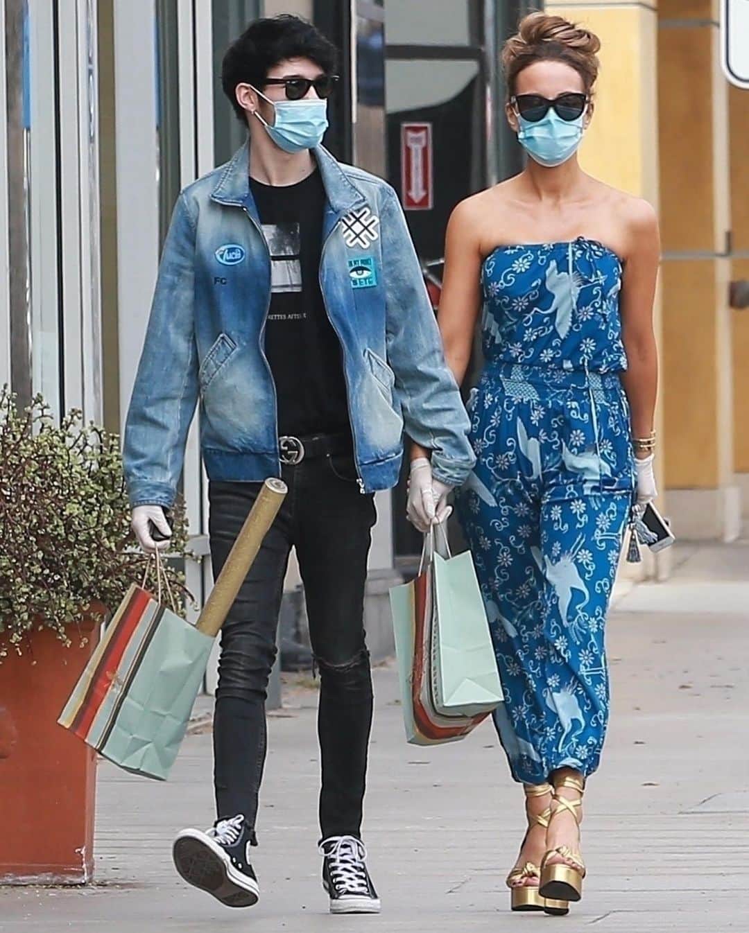 Just Jaredさんのインスタグラム写真 - (Just JaredInstagram)「#KateBeckinsale holds hands with boyfriend #GoodyGrace while doing some shopping! Photos: Backgrid」7月23日 12時10分 - justjared