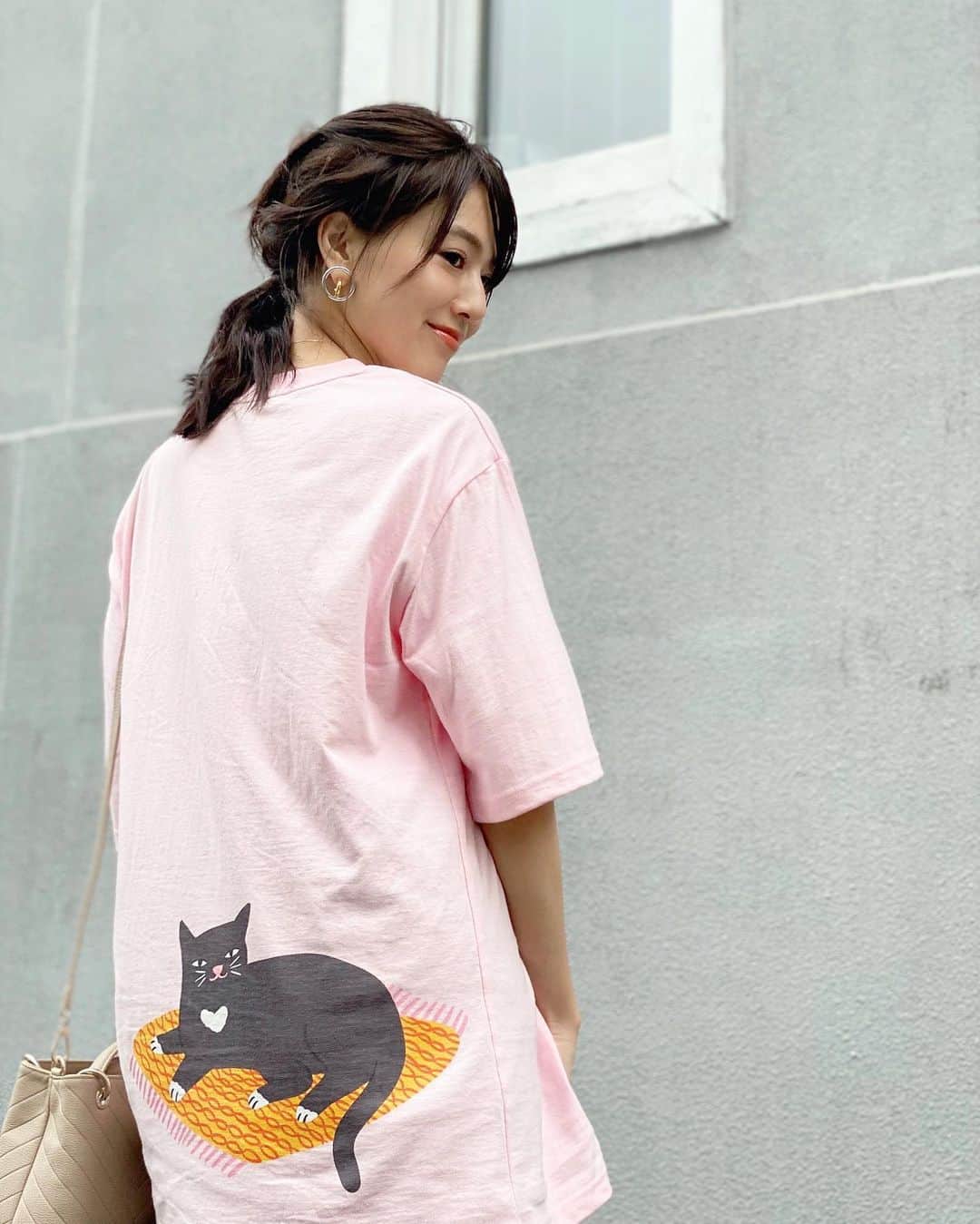 石井里奈さんのインスタグラム写真 - (石井里奈Instagram)「こんにちは☀️✨ . 最近ハマってるデニムコーデ👖💕 . tops&bag... @metrocity.japan  denim... @redcardtokyo  shoes... @prada  . お気に入りのTシャツとデニムでお出かけ🚶‍♀️💕Tシャツは大好きなメトロシティのルビーテイラコラボのTシャツ👚❤️ . 前にもにも後ろにもかわいい猫が🐈💕 実家で猫を飼っているのでまさに小太郎みたいな茶猫で愛おしい（むすっとした顔も似てる笑）メトロシティはユニセックスでも着られるので、ペアコーデでもぜひ❤️ . デニムはレッドカードで新作デニムを👖 @classy_mag_insta でデニムをはく機会も増えて、最近デニムブーム❤️濃いめのデニムで足がほっそり見えるのと、ハイウエスト脚長効果❣️ . レッドカードはすごく履きやすくて、きつくなくて楽なので家でそのまま過ごせちゃいます🙆‍♀️ . バッグと靴は同色で合わせました❤️ この鞄も本当合わせやすい🙆‍♀️ . 今日は朝からバタバタでしたが、みんなの優しさに救われました🙏💕 今日も素敵な1日を💕 . #りなまるコーデ #metrocity #metrocitymilano #メトロシティ #redcarddenim #intheknowgl #レッドカード #レッドカードデニム #デニムコーデ #デニム女子 #スキニー #スキニ―ジーンズ #カジュアルコーデ #カジュアルデニム #カジュアル #Tシャツ #猫 #ねこ #猫好き #猫グッズ #韓国ファッション #韓国 #韓国コーデ #koreanfashion #オルチャンコーデ #夏コーデ #プラダ #prada #読モ #読者モデル」7月23日 12時12分 - ri7tin1025