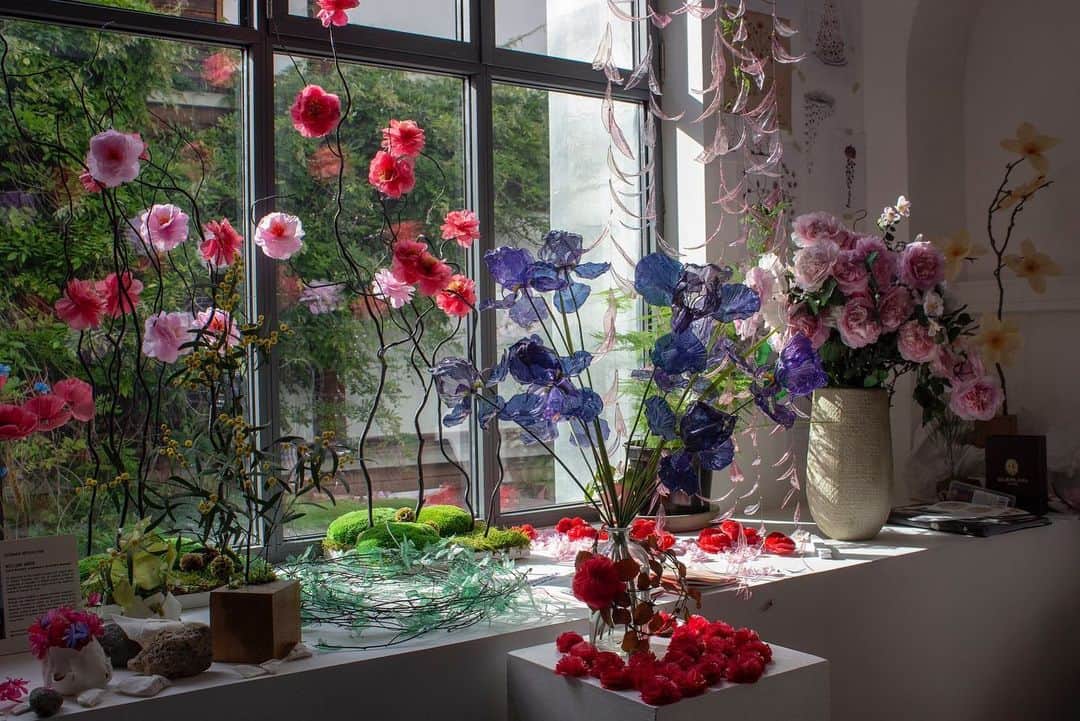 フランス大使館さんのインスタグラム写真 - (フランス大使館Instagram)「【フランスの職人✋】アーティストのウィリアムさんはプラスチックのバックやペットボトルなど、環境汚染の原因となるゴミをあえて材料として選択しています🌍。不要な廃棄物は繊細で芸術的な花の装飾として生まれ変わり、より素晴らしい価値が与えられます🥀 🌼🌷これらの作品は、現在主流のアップサイクリングよりさらに前進したいというウィリアムさんの願いのもと、生まれました。有名なブランドとのコラボレーションで行う展示などでは廃棄物をあえて材料として使うことにより、環境問題にそれぞれが向き合うことの大切さを作品を通じ人々へ訴えかけます🌱 📷: @william.amor」7月23日 12時12分 - ambafrancejp