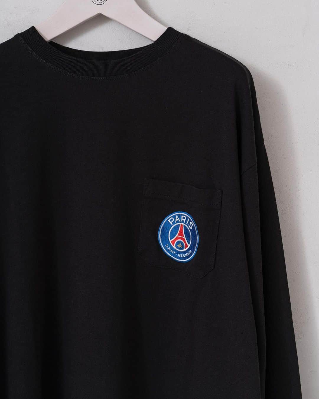 EDIFICEさんのインスタグラム写真 - (EDIFICEInstagram)「《予約》【Paris Saint-Germain】﻿ - GERMAIN FACE ロングTシャツ -﻿ ﻿ フランスのリーグ・アンで絶大な人気を誇るフットボールチーム「Paris Saint-Germain」のJAPAN限定コレクション。﻿ ﻿ 今年で誕生して10年を迎えるパリ・サンジェルマンの公式マスコットキャラクター”ジェルマン”（Germain)を大胆な刺繍で表現したインパクトある1着です。﻿ ﻿ ボディの素材も別注素材でレーヨンとコットンのブレンドなので、適度な厚みがありながらも、落ち感のある非常に着心地のよいTシャツとなっています。﻿ ﻿ ﻿ 【Paris Saint-Germain / パリサンジェルマン】﻿ フランス・パリに本拠地を置くフットボールクラブ「Paris Saint-Germain」。1970年に創設し、1974年以降はリーグ・アン（フランス1部リーグ）に在籍し続けており、様々なタイトルを獲得している強豪クラブとして広く認知されています。世界的なトッププレーヤーの移籍も盛んに行われ、度々シーンを盛り上げる事も。数々の輝かしい功績で多くのファンの心を掴んでいます。﻿ ﻿ ﻿ Tee : 【Paris Saint-Germain - GERMAIN FACE ロングTシャツ -】¥11,000+tax﻿ No : 20070340000330﻿ ﻿ ﻿ ﻿ ﻿ ﻿ ﻿ ﻿ ﻿ ﻿ ﻿ ﻿ #edifice #psg #parissaintgermain #preorder #teeshirt #2020ss #embroidery #mensfashion #germain #mascotcharacter #japanlimited #teecollection #menswear #fashion #psg_tokyo #edificetokyo #psgstoretokyo #parissaintgermainstoretokyo #エディフィス #エディフィス東京 #パリサンジェルマン #パリサンジェルマン東京 #渋谷パルコ #名古屋パルコ」7月23日 12時25分 - edifice.jp
