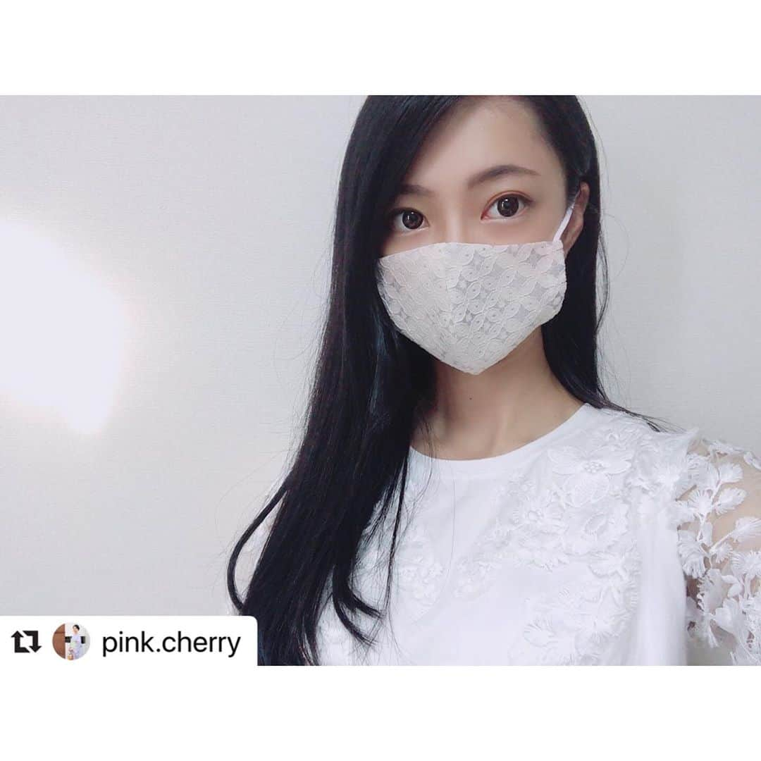 きもの館 創美苑さんのインスタグラム写真 - (きもの館 創美苑Instagram)「《🌟ご着用投稿紹介🌟》  山本紗也さんにご着用いただきました🥰 着用商品はタップで購入可能です！  #Repost @pink.cherry with @make_repost ・・・ 最近、毎日欠かせないマスク！！ . . 落ち着いたレース柄で、 どんなスタイルにも合わせやすいので、とってもお気に入り💗 . いかがでしょうか🥰 . . しかもこのレースマスク、 速乾性に優れ、汗をかいても冷たく感じる生地✨ 生地もふんわりと柔らかくて軽いんです♪ . . 涼しく快適な着け心地なんです♪ . . 9種類ある中、 私は『七宝×グレー』を選びました🌸　　　　　　　　　　　　他にも沢山種類があります！ ぜひ皆さんも見てみてください☺️ . . 着け心地の良さをみんなにも感じていただけたら嬉しいです🥰 . .  ショップ www.rakuten.ne.jp/gold/so-bien/ 楽天市場店公式LINE@soubien . . #創美苑  #soubien  #SOUBIEN #レースマスク #冷感マスク  #抗菌・吸収冷感 #洗えるマスク  髪の毛伸びた☺️ いつ切ろうかなぁ」7月23日 12時19分 - soubien_official