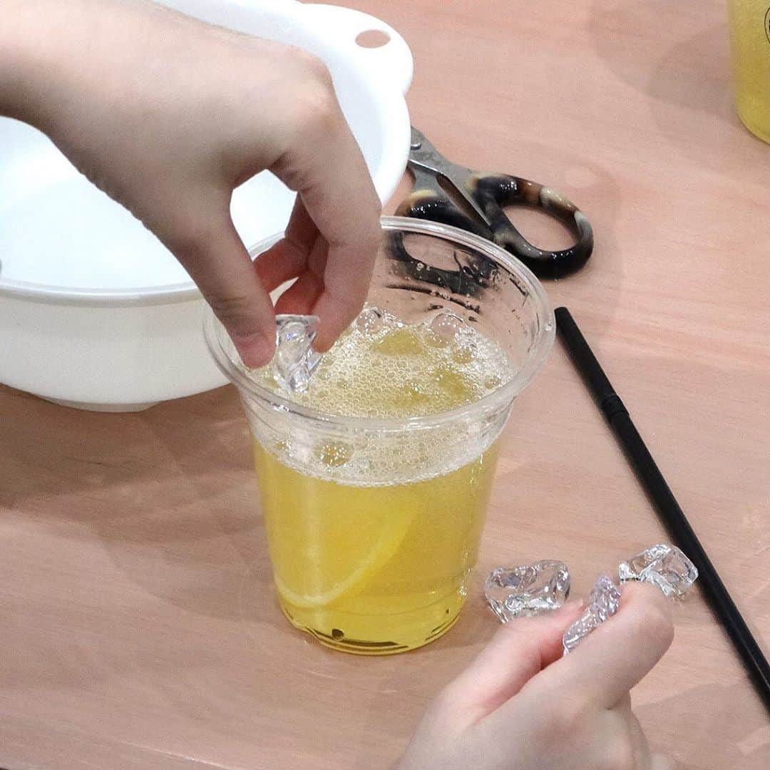 元祖食品サンプル屋さんのインスタグラム写真 - (元祖食品サンプル屋Instagram)「東京ソラマチ店にて、今日と明日の二日間、「食品サンプル製作体験〜食べられないテイクアウトシリーズ〜」を実施中。 * * 第一弾は夏メニューの「レモンスカッシュ」。 おいしそうなレモンスカッシュの食品サンプルを製作することができます。 * 詳しくは、プロフィール画面のURLから元祖食品サンプル屋公式サイトの新着情報をご覧ください。 * * #食品サンプル #東京ソラマチ #元祖食品サンプル屋  #スカイツリー #ソラマチ #季節限定 #食品サンプル製作体験 #ワークショップ #ドリンク #レモンスカッシュ」7月23日 12時20分 - ganso_sample
