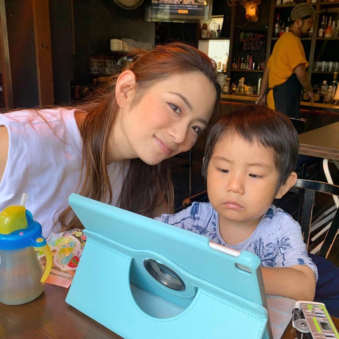藤田志穂さんのインスタグラム写真 - (藤田志穂Instagram)「いつだって、一緒に写真を撮れて嬉しそうなのは母ばかり。。。😩😂 ・ #久々の #家族時間 #2歳  #2歳8ヶ月 #男の子ママ  #B型親子 #ちびっこジャイアン #はらぺこあおむし #エンドレス #カメラ目線 #させるだけでも #大苦戦 #カメラ嫌い男子 #インスタ映えない親子 #現実的親子」7月23日 12時20分 - shiho_fujita44