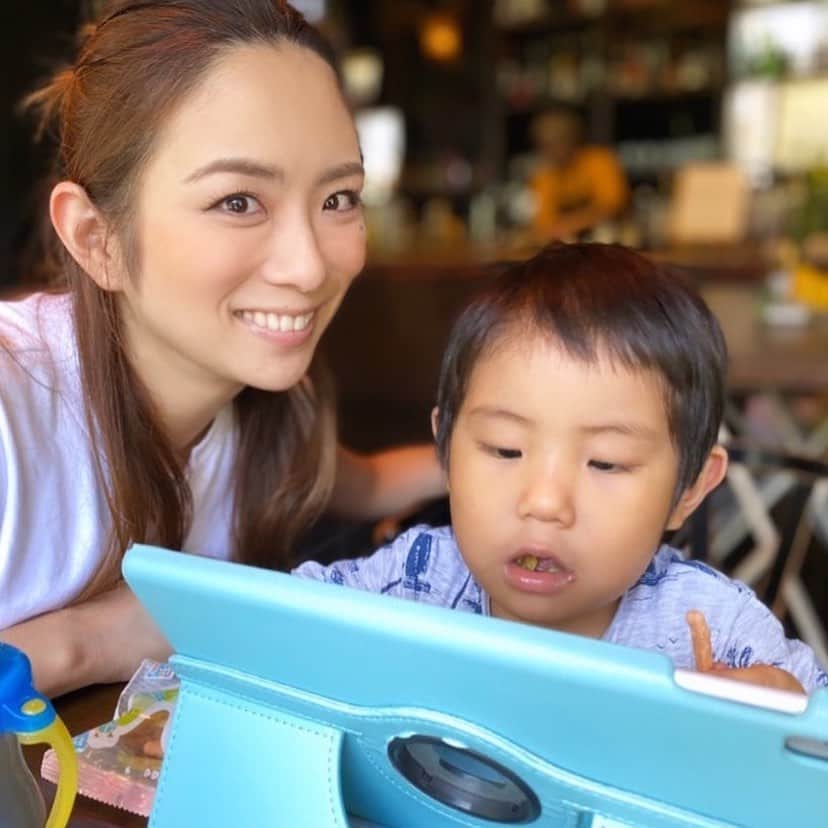 藤田志穂さんのインスタグラム写真 - (藤田志穂Instagram)「いつだって、一緒に写真を撮れて嬉しそうなのは母ばかり。。。😩😂 ・ #久々の #家族時間 #2歳  #2歳8ヶ月 #男の子ママ  #B型親子 #ちびっこジャイアン #はらぺこあおむし #エンドレス #カメラ目線 #させるだけでも #大苦戦 #カメラ嫌い男子 #インスタ映えない親子 #現実的親子」7月23日 12時20分 - shiho_fujita44