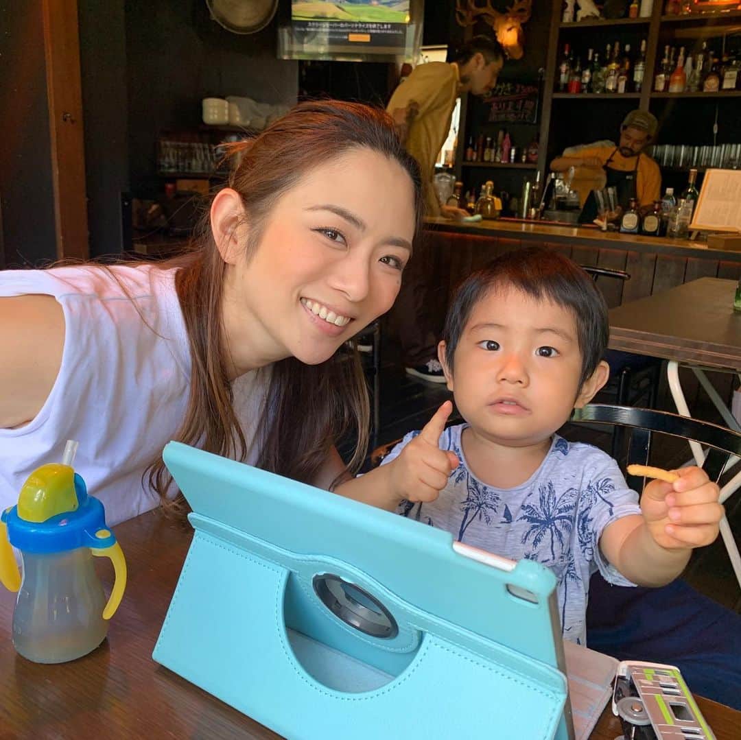 藤田志穂さんのインスタグラム写真 - (藤田志穂Instagram)「いつだって、一緒に写真を撮れて嬉しそうなのは母ばかり。。。😩😂 ・ #久々の #家族時間 #2歳  #2歳8ヶ月 #男の子ママ  #B型親子 #ちびっこジャイアン #はらぺこあおむし #エンドレス #カメラ目線 #させるだけでも #大苦戦 #カメラ嫌い男子 #インスタ映えない親子 #現実的親子」7月23日 12時20分 - shiho_fujita44