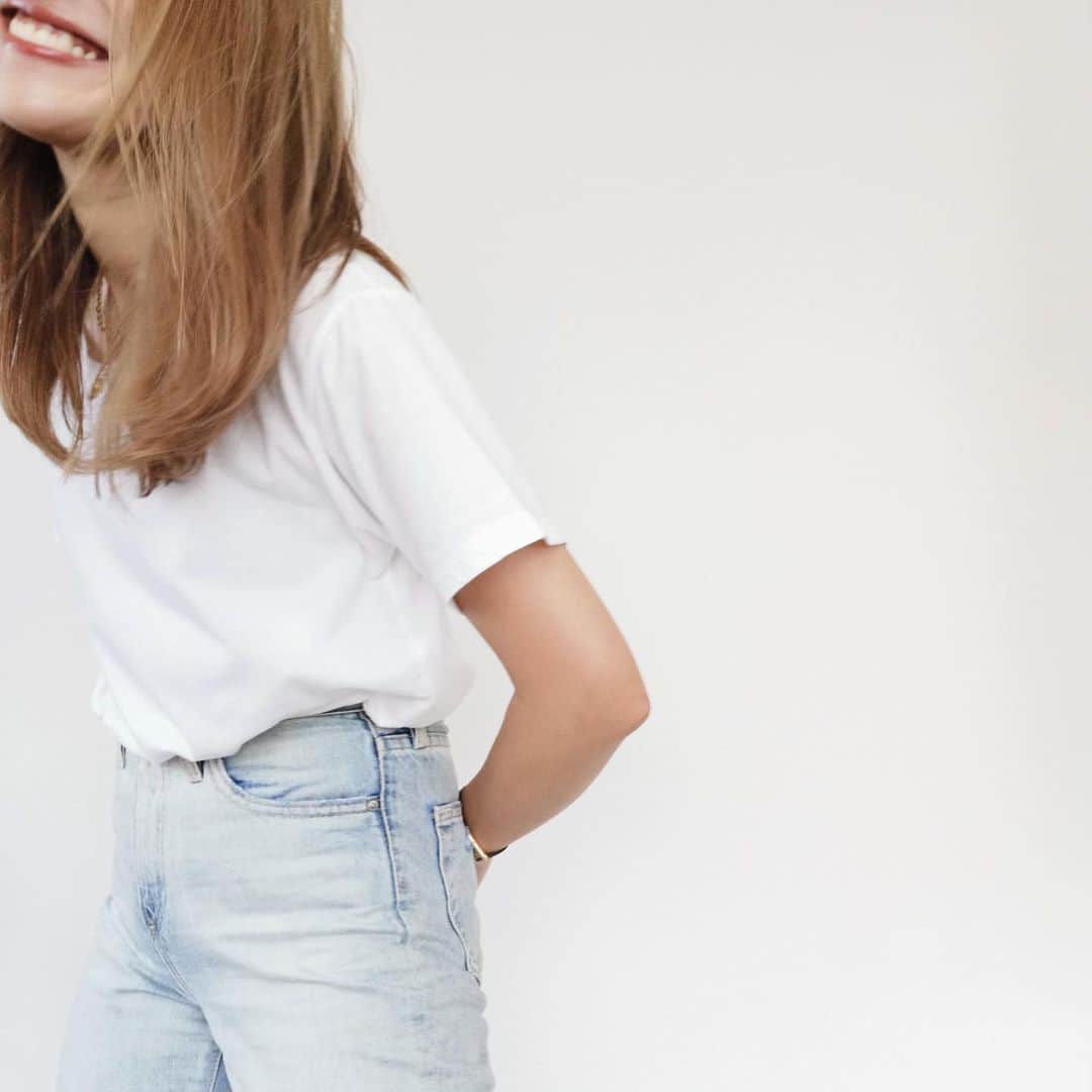 田代裕美恵のインスタグラム：「🤍💙 . . White TEE × Denim . . 結局、落ち着く。笑 . 白Tは @gelsomino_shop で 絶賛お取り扱い中の Baliブランドの @mysayang_bali の クルーネック🤍 . 生地も薄手で クルーネックも ギッチギチに詰まってるとゆーよりは インポートらしさ溢れるあき具合☺️ . 袖の長さもちょーどで 白T好きにはたまらんのね😩 . . #吉田栄作スタイル . #outfit #whitetee #mysayang @gelsomino_shop #denim #ag」