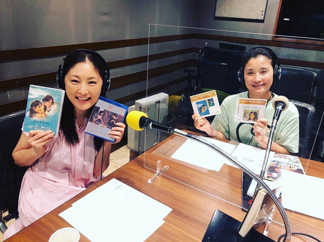 石田ひかりさんのインスタグラム写真 - (石田ひかりInstagram)「先日の真夜中のお仕事 東京FM 「TOKYO SPEAKEASY」 アクリル板越しに 初めましての常盤貴子ちゃんと お互い緊張しながらも 楽しくお喋り☺️ 連絡先もおしえてもらったの❣️ 同い年のお友達ができて ほんとうに嬉しいです☺️ 常盤ちゃん、これからどうぞよろしくお願いします 仲良くしてねー☺️☺️☺️ コーヒー☕️ありがとう！ おいぴいです☺️ 常盤貴子ちゃんご出演の 大林宣彦監督作品 「海辺の映画館　キネマの玉手箱」 いよいよ7月31日公開です！ 監督からの力強いメッセージ 蜜を避けつつ、たくさんの方に見ていただきたい！ オンエア後、大林監督の娘さんの千茱萸さんが 「ふたりには同じ映画の血が流れているね」 とのメッセージを下さって もうなんてゆーか ものすごーく監督に会いたくなって 監督にハグハグしていただいたあの温もりが ものすごーく恋しくなったのでありました😭😭😭 #海辺の映画館 #キネマの玉手箱 #常盤ちゃん #アクリル越し #あたし顔まんまるやん😳😳😳」7月23日 12時25分 - hikaringo0525