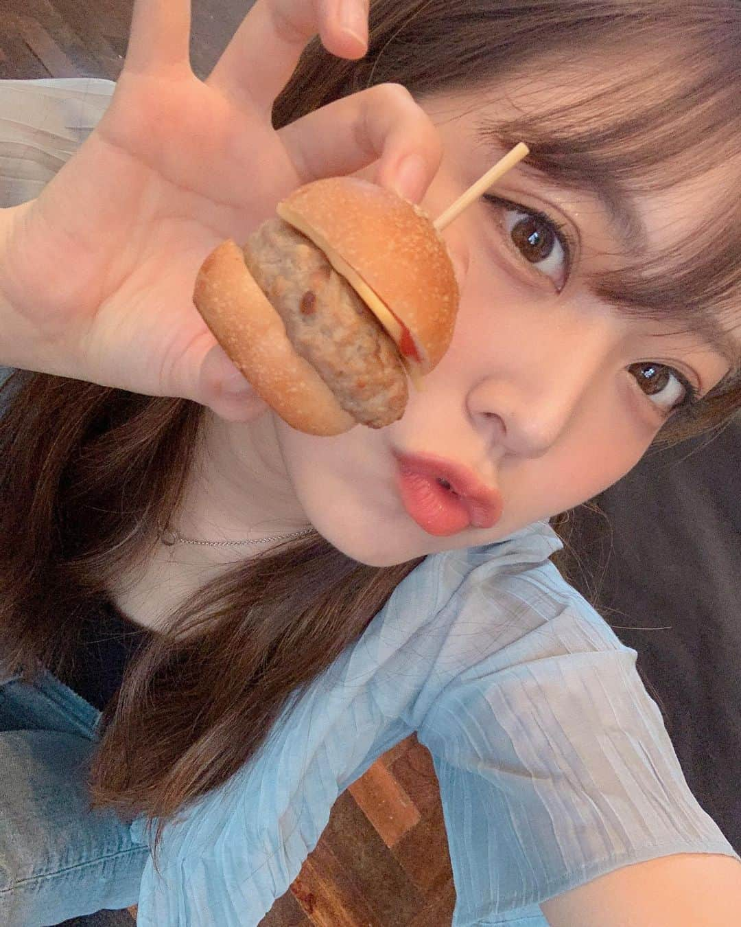 白間美瑠さんのインスタグラム写真 - (白間美瑠Instagram)「このチーズバーガー🧀🍔 小さくて可愛い、、ひと口で食べれちゃう🤣🤣 #あーんん」7月23日 12時29分 - shiro36run