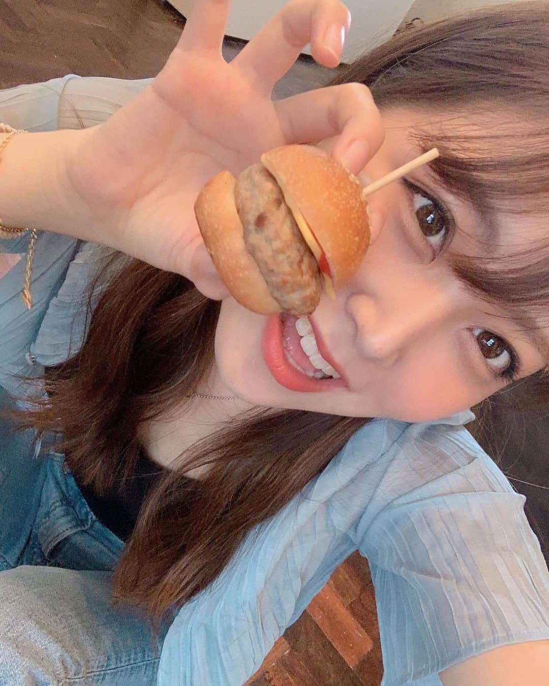 白間美瑠さんのインスタグラム写真 - (白間美瑠Instagram)「このチーズバーガー🧀🍔 小さくて可愛い、、ひと口で食べれちゃう🤣🤣 #あーんん」7月23日 12時29分 - shiro36run