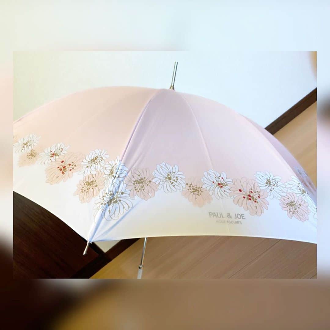 Momoeのインスタグラム：「. .  まやさんからのプレゼント🎁❤️ ももちゃんのイメージ🌹って 言ってもらってにやけた😩💓笑 こんなに可愛いイメージ 持って貰えてるのは奇跡でしかない笑 いつも傘はテキトーな物使ってたから こうやって可愛い傘使えるの 嬉しすぎる🥺💕 ありがとうございます🎁💕💕 大事にします⛱ . . #happy #家事 #育児 #family #家族 #boy #smile #男の子 #息子 #code #love #lucky #kids #子供 #thankyou #宝物 #ベビー #fashion #follow #心 #縁 #パパ #ママ #家族写真 #男の子ママ #赤ちゃん写真 #photo #子育て #1歳 #傘」