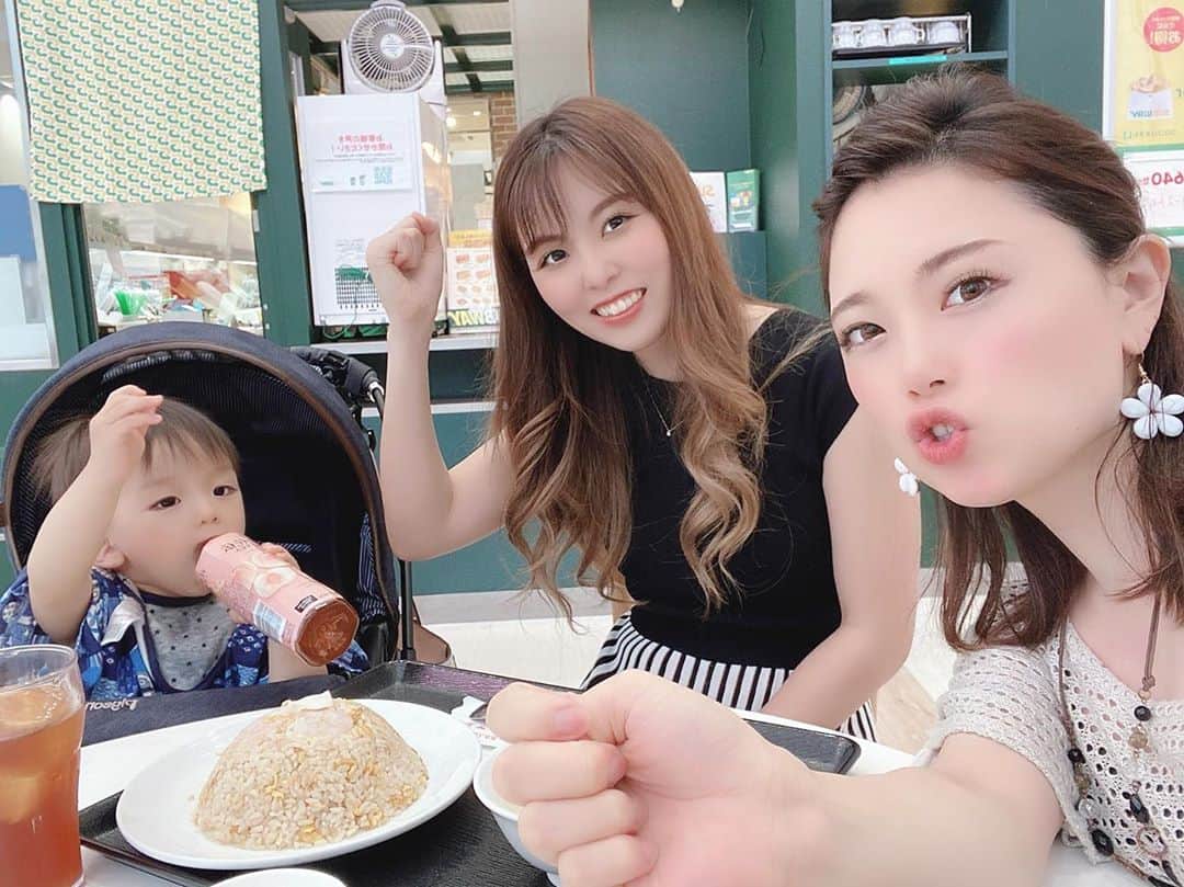 Momoeのインスタグラム：「. .  この間まやさんに会ったよー🥰💕 久しぶりに会えた💕 まやさん可愛くて癒される☺️✨ そしていつも明るいから 一緒にいるだけで元気が貰える💓 まやさんいつもありがとうございます💓 大好き💓💓💓 . . #happy #家事 #育児 #family #家族 #boy #smile #男の子 #息子 #code #love #lucky #kids #子供 #thankyou #宝物 #ベビー #fashion #follow #心 #縁 #パパ #ママ #家族写真 #男の子ママ #赤ちゃん写真 #photo #子育て #1歳 #シンガーソングライター」
