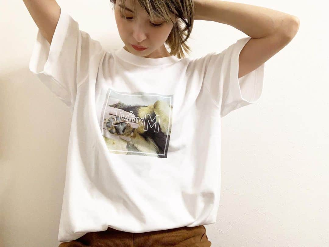 HARUNAのインスタグラム：「@feedback_tokyo 店舗とオンラインストアで"HARUNA Tシャツ 2020"発売になりました！ 今年は完全に親バカTです。肉球は正義です🐶 ※Mサイズ着用」