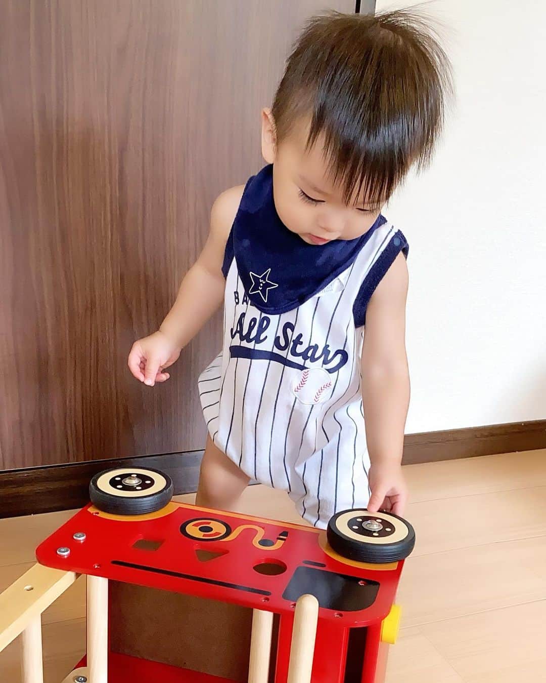 Momoeのインスタグラム：「. .  整備士みより🚗 . . #happy #家事 #育児 #family #家族 #boy #smile #男の子 #息子 #code #love #lucky #kids #子供 #thankyou #宝物 #ベビー #fashion #follow #心 #縁 #パパ #ママ #家族写真 #男の子ママ #赤ちゃん写真 #photo #子育て #1歳 #flower」