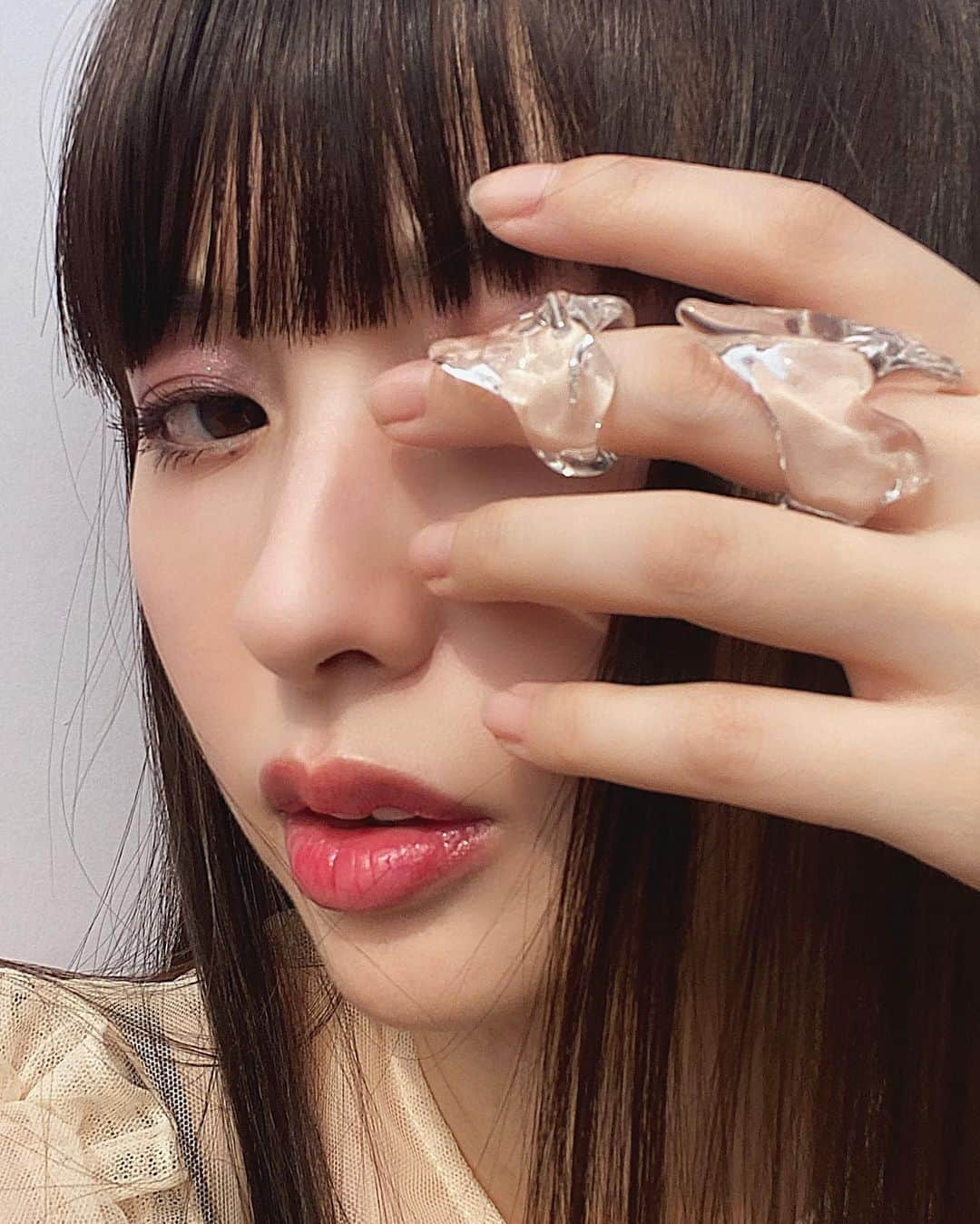 鈴木えみさんのインスタグラム写真 - (鈴木えみInstagram)「Lautashi × harunasugie 「Bone collection」 ㅤㅤㅤ わたしが撮影で偶然身につけた瞬間にときめき、その場で問い合わせてアプローチさせていただき実現したコラボレーションです。 刺々しく、冷たい氷のような「骨」をイメージしています。違和感がありながらも、不思議と体の一部として溶け込んでしまうようなラインナップです。 ㅤㅤㅤ Lautashiはガラスジュエリーブランド「harunasugie」とタッグを組み、「骨=Bone」をイメージしたコレクションが誕生。 バングルとリングを含む全5種類のガラスジュエリーは、耐久性のあるボロシリケイトガラスを使用し、バーナーワーク技法によって1点ずつ手作業で作られます。数量限定、完全受注生産となります。 受注受付は本日よりスタートし、7月31日に一旦受付終了とさせていただきます。（ただし数量の上限に達し次第終了） ㅤㅤㅤ 杉江遥奈 1997年生まれ。愛知県出身。 武蔵野美術大学工芸工業デザイン学科ガラス専攻在学中。 2019年よりガラスジュエリーブランド「harunasugie」として、 身体に馴染みながらも存在感のある、オブジェを身に纏うような感覚にさせられるアートピース的ガラスジュエリーを展開。」7月23日 12時42分 - emisuzuki_official