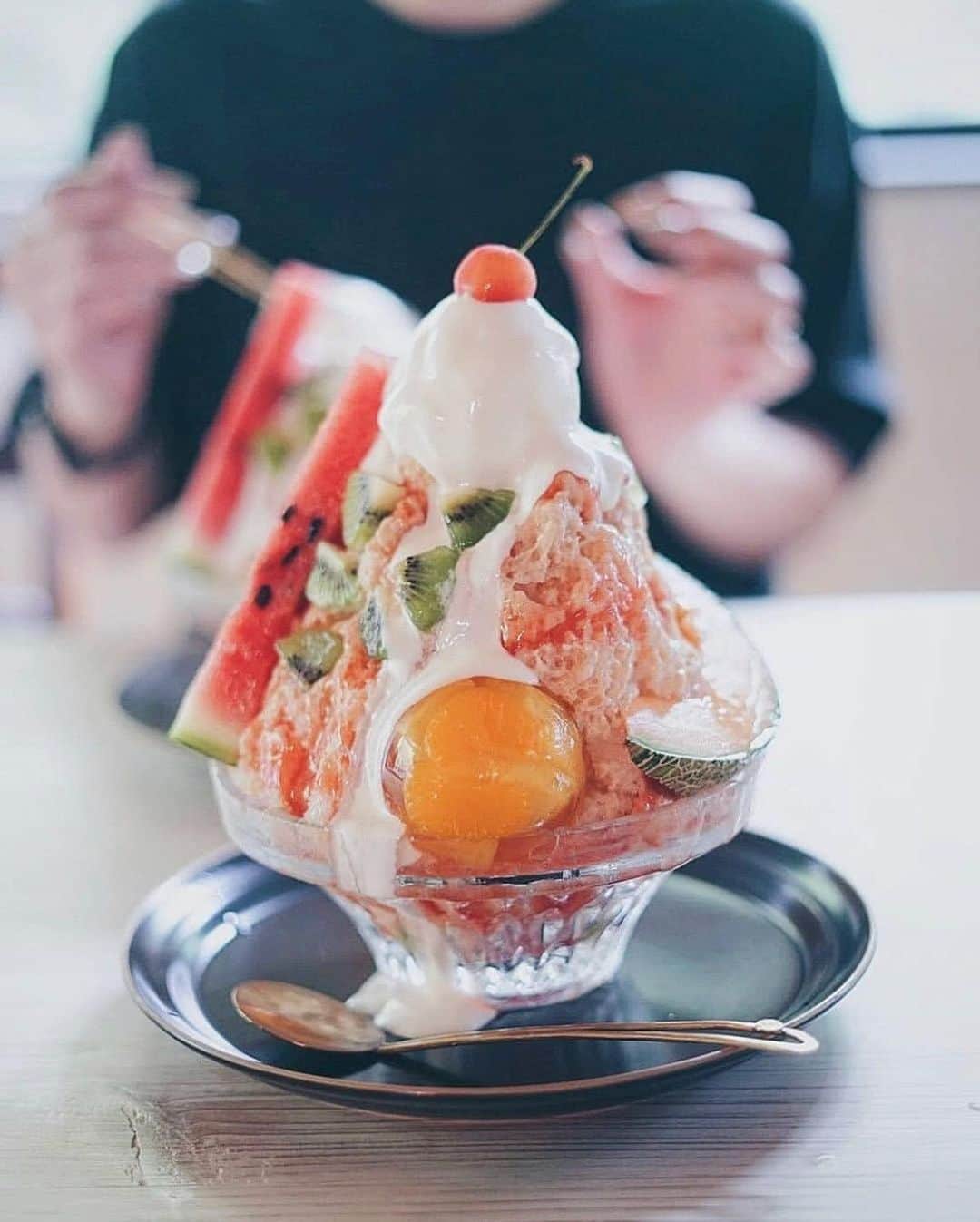 RETRIP<リトリップ>グルメのインスタグラム：「【RETRIP×京都】 こちらは京都にある「嘘と僕」です。夏に食べたいフルーツがてんこ盛りになったかき氷をいただけるお店🍧器もとっても可愛いものばかりなんですよ。また、こちらのお店は完全予約制となっています。 . RETRIPでは「おでかけ」に関する様々な情報を発信しています。ぜひ他のアカウントもチェックしてください！ . @retrip_nagoya_ 名古屋の話題のカフェを紹介 @retrip_osaka_ 大阪のおでかけグルメスポットを紹介 @retrip_kyoto_ 京都のおでかけスポットを紹介 @retrip_fukuoka_ 福岡のおでかけグルメスポットを紹介 @retrip_hokkaido_ 北海道のおでかけスポットを紹介 @retrip_korea_ 韓国の話題のカフェを紹介 @retrip_news 最新のおでかけ情報を紹介 @retrip_nippon 日本の絶景を紹介 @retrip_global 海外の絶景を紹介 @retrip_gourmet 全国の話題のスイーツを紹介 @retrip_dinner 全国の話題のごはんを紹介 @retrip_cafe 全国のおしゃれなカフェを紹介 . ▼RETRIP[リトリップ]のアプリは AppStore、GooglePlay「リトリップ」で検索！ プロフィールのURLからもダウンロードできます。 . photo by  @kazoo___ . . #retrip #retrip_rh #嘘と僕 #かき氷 #京都カフェ #カフェ好きな人と繋がりたい #スイーツ好き #スイーツ好きな人と繋がりたい #スイーツ好きな人とつながりたい #グルメ好きな人と繋がりたい #グルメ好き #グルメ好きと繋がりたい #スイーツ部 #カフェ部」