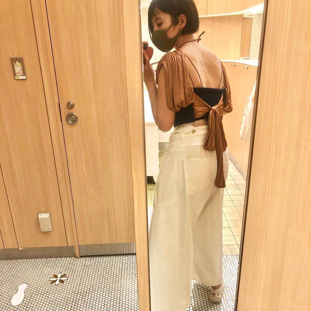 azのインスタグラム：「また8月がくる。﻿ ジリジリとした暑さの中、這いつくばるように息をしなければいけない。﻿ ﻿ 夏休みの午後、気怠いリビングを思い出す。﻿ 氷が溶けた薄いカルピスを片手に再放送のドラマを見ながら、自由研究のネタを考える。﻿ 「市販のセットには頼りたくない！」﻿ そう言って考えているフリをして、結局最後の最後まで手をつけられない。﻿ ﻿ 小さい頃からそういう性格だった。﻿ 拘りが強く、意地っ張りで、ずる賢い。﻿ 20年経っても人の根本的な性格なんてそうそう変わらなくて、なんならたくさんの経験を積んだ分、余計に複雑な人間になってしまったように思う。﻿ ﻿ 自由研究が進まない。﻿ 楽な手段や花丸をもらえる雛形は知っているけど、そんな作り方はしたくない。﻿ やるなら文部科学大臣奨励賞とか獲りたい。﻿ ﻿ ﻿ つまり考え抜いた挙句、一生締め切りギリギリ提出になります。﻿ ﻿ #tops #fumietanaka﻿ #denim #cleana﻿」