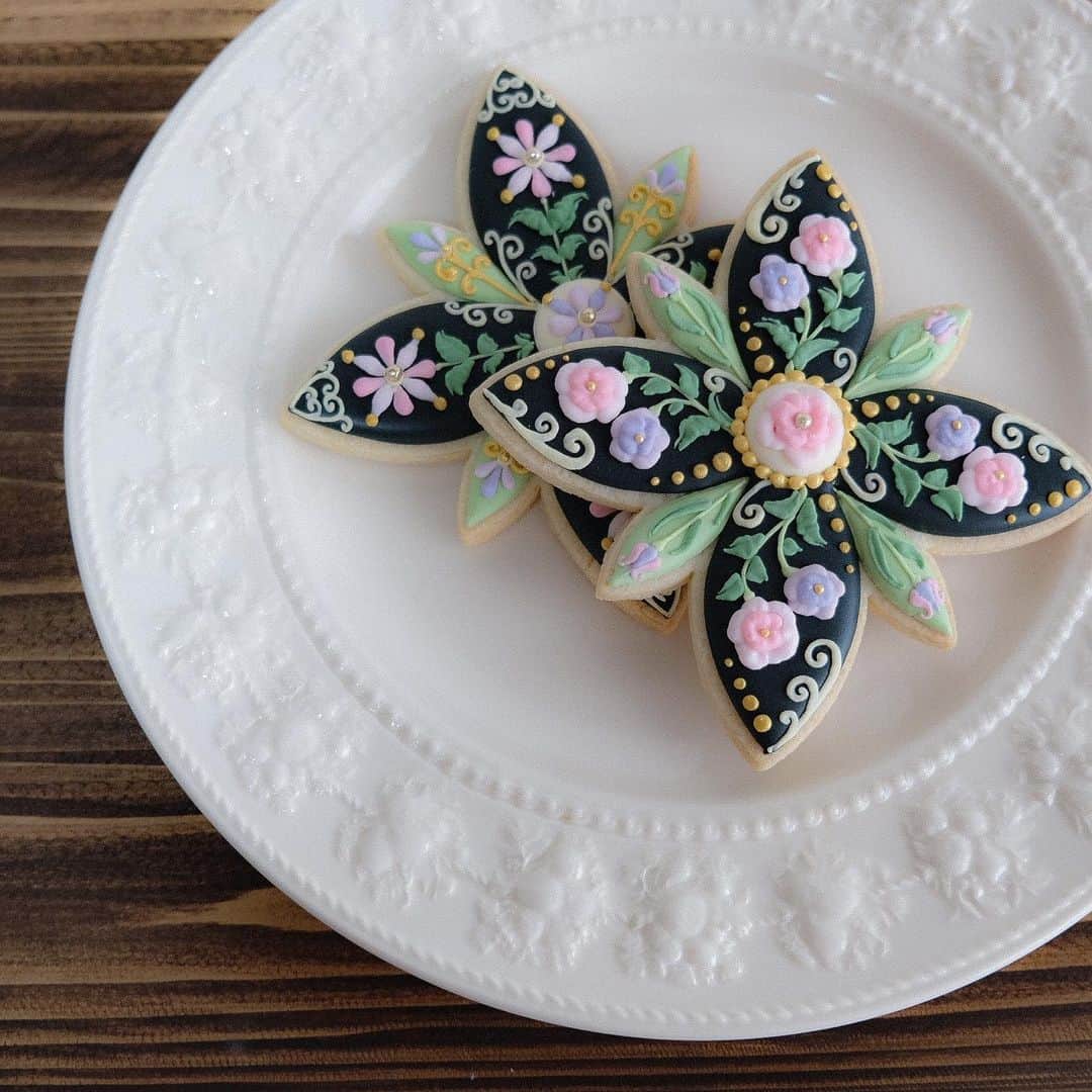 KUNIKAのインスタグラム：「These tile cookies inspired by Princess Aurora in the forest🌿﻿ ﻿ インスタライブをやり始めた頃に作ったタイルクッキー。﻿ 今見たらオーロラ姫が森で歌ってるシーンが頭に浮かびました🐿 ﻿ #artofkunika」