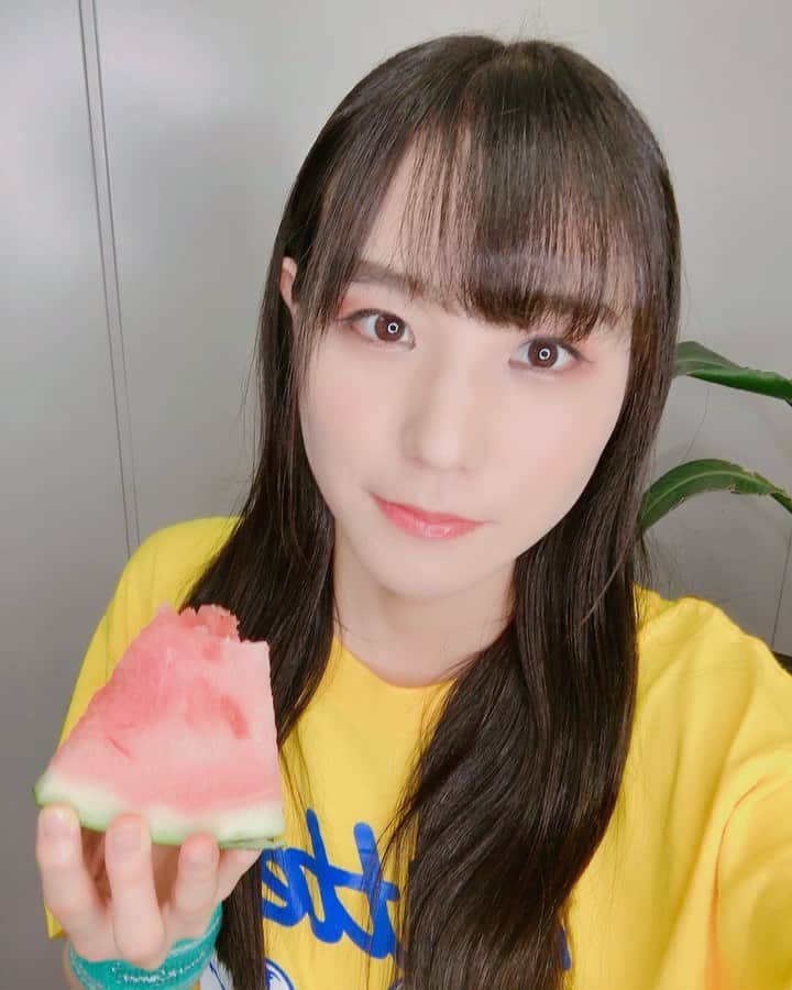のインスタグラム：「・ ・ 昨日🤫 さわやか三原色✨ 今年初スイカ🍉💖 ・ ・ ・  #スイカ #🍉」