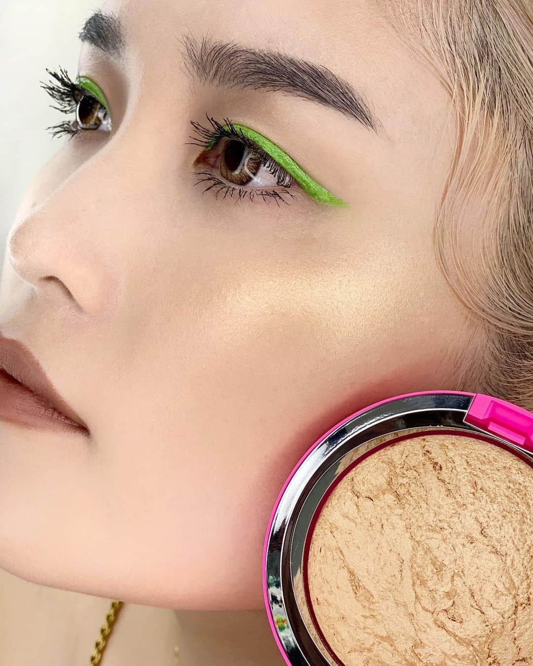 M∙A∙C Cosmetics Japanのインスタグラム：「全米を熱狂させる多才なエンターテイナー、「テヤナ・テイラー」との限定コラボコレクション✨  ㅤ 磨き上げたようなツヤ感をプラスするフェイスパウダーから、ゴールドの限定カラーがコレクション限定パッケージで登場🌟  ㅤ *公式オンラインショップ、伊勢丹 新宿本店、M･A･C心斎橋 先行販売中 *7月24日(金) 一部店舗限定発売 ㅤ #MACテヤナテイラー #MACTeyanaTaylor #MACCosmeticsJapan #MACCosmetics #MAC #MACコスメ #マックコスメ #コスメ#コスメ紹介#コスメ好き#コスメレポ #化粧品 #デパコス #コスメ部 #コスメマニア #メイク好き#メイク道具#美容大好き#美容好き#トレンドメイク#夏メイク#メイクテク#ハイライト#ツヤ肌#ツヤ肌メイク#つや肌#つやつや#透明感#透明感メイク#骨格メイク」