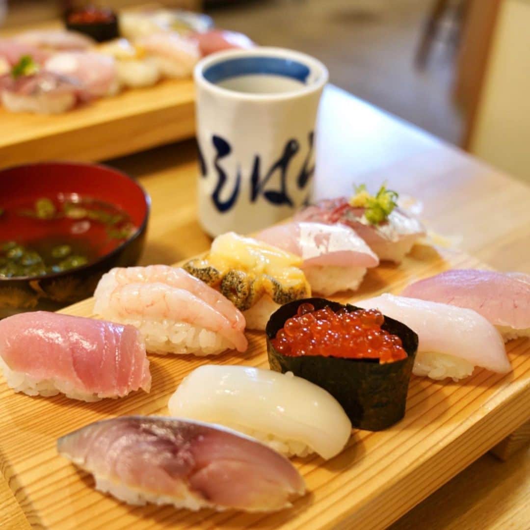 小林希さんのインスタグラム写真 - (小林希Instagram)「❤︎佐渡島の思い出トリップ　1日目❤︎ ﻿ ﻿ 佐渡島のランチは、お寿司がおすすめ✨﻿ リニューアルして一軒家になった﻿ いしはら寿司にて。 ﻿ アットホームな大将家族が迎えてくれます。﻿ 佐渡島の日本海では、 毎日新鮮な魚が獲れるので﻿ お寿司のネタもびっくりするほど 美味しい😆﻿！  地魚のネタがあるって、嬉しいですよね❣️﻿ ちなみに、お米も美味しい！﻿ 新潟県の内地の人も、﻿ 佐渡のお米は美味しいと言っていました。﻿ ﻿ 農業と漁業が豊かな島だからこそ﻿ 古から人が暮らして伝統芸能など﻿ 文化も発展してきたわけですね〜。 ﻿ **﻿ （現在、佐渡汽船では抗菌、抗ウイルスコーティングの加工を実施、搭乗前にはサーモグラフィーによる体温検査やマスク着用のお願いなどしているみたいです。いつ渡島するかは、ぜひ慎重にご判断ください🙏）﻿ ﻿ ﻿ #佐渡島#新潟県#sado#佐渡汽船#島旅#国内旅行#離島#トラベル#旅#島が好き #両津#いしはら寿司 #お寿司」7月23日 13時06分 - nozokoneko
