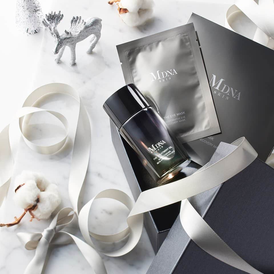 MDNA SKINのインスタグラム：「肌をやわらかく満たす、モンテカオイル※の雫  #ザトリートメントオイル  イタリア・モンテカティーニの 希少な自然素材モンテカオイル。 肌にのせると特殊な保護膜となり 乾燥で乱れた肌を調律。  やわらかさと輝きのあるツヤ肌に整えます。  ※オリーブ果実油（エモリエント剤）」