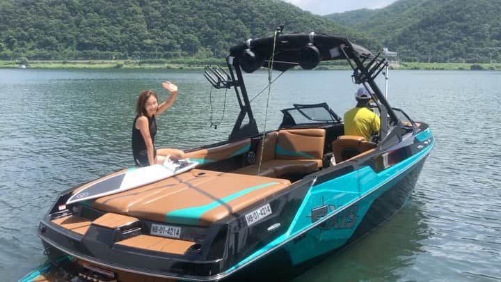 パク・ヒョジュのインスタグラム：「따끈따끈 INTRO업로드 히힛🏄🏾‍♀️  #HyoJuVLOG #박효주브이로그 #wakesurfing#웨이크서핑 주소는프로필에☝️  #평화수상례져#평화수상스키장#왕스몰#웨이크서핑#김대장의웨이크서핑#양종화코치님#NXT22#엑시스T23#peacewater#평화수상스쿨」