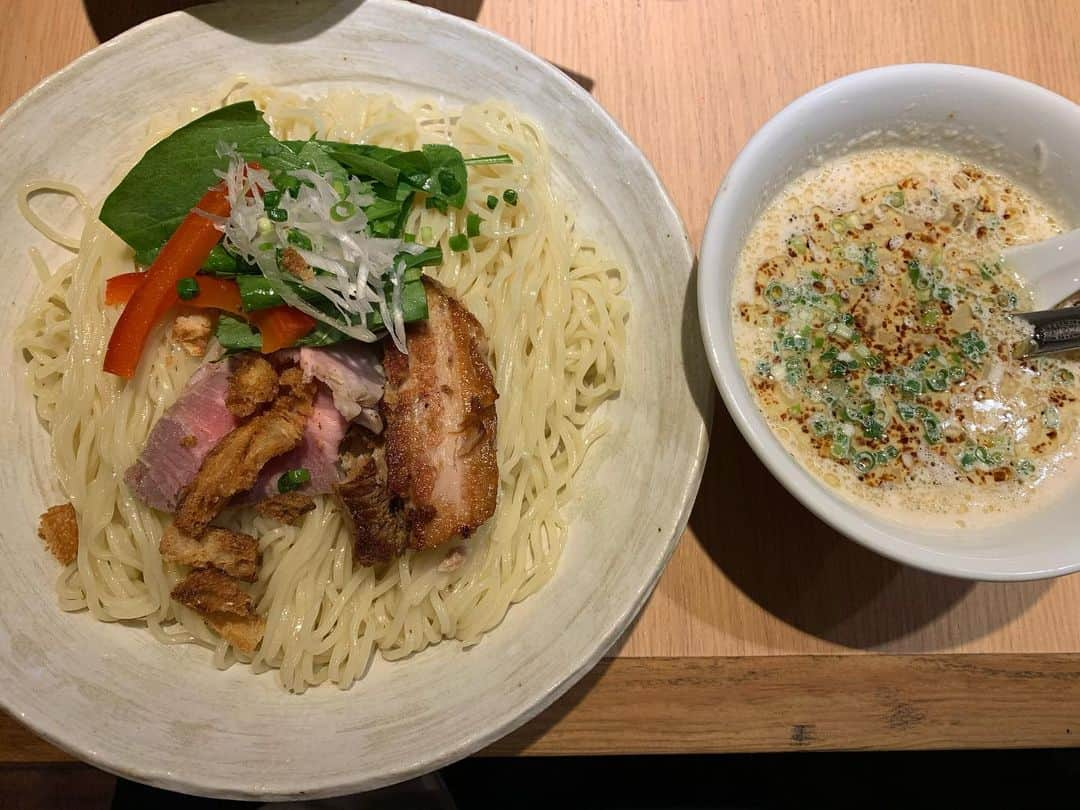 小田島沙知（かぎしっぽ）のインスタグラム：「外食たち。 全て美味しい。肉、魚、ラーメン、野菜。 沢山食べて体力つけて、この時代を乗り切る！  #外食 #肉 #魚 #ラーメン #野菜 #全部 #美味しい #幸せ #太らないよう #気をつけてます #運動大事」