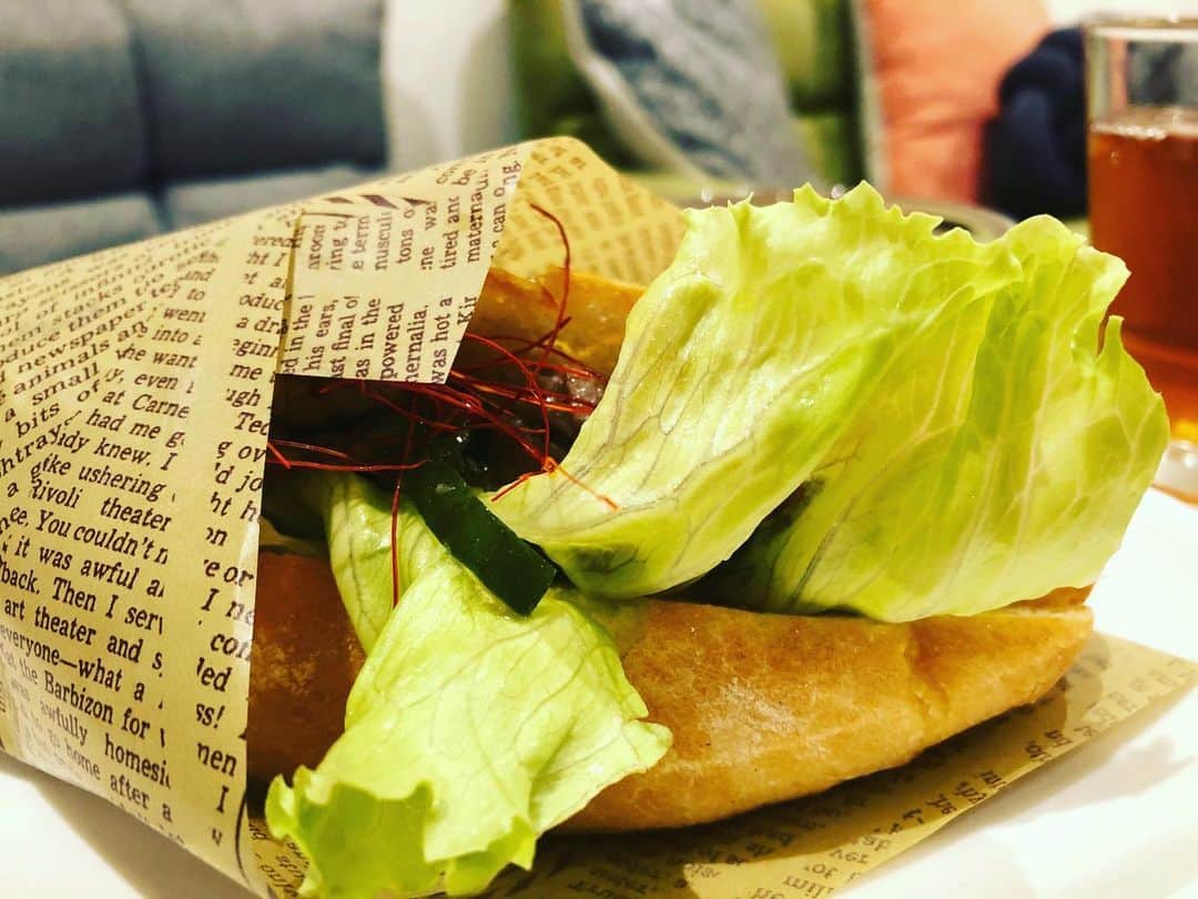 あつひろさんのインスタグラム写真 - (あつひろInstagram)「そり立つレタス！！ ٩( 'ω' )وｼｬｷｰﾝ✨  #本日のまかない #プルコギサンド #cocodetea #温泉紅茶 #ランチ #そうだ大塚に行こう」7月23日 13時15分 - atsuhiro0613