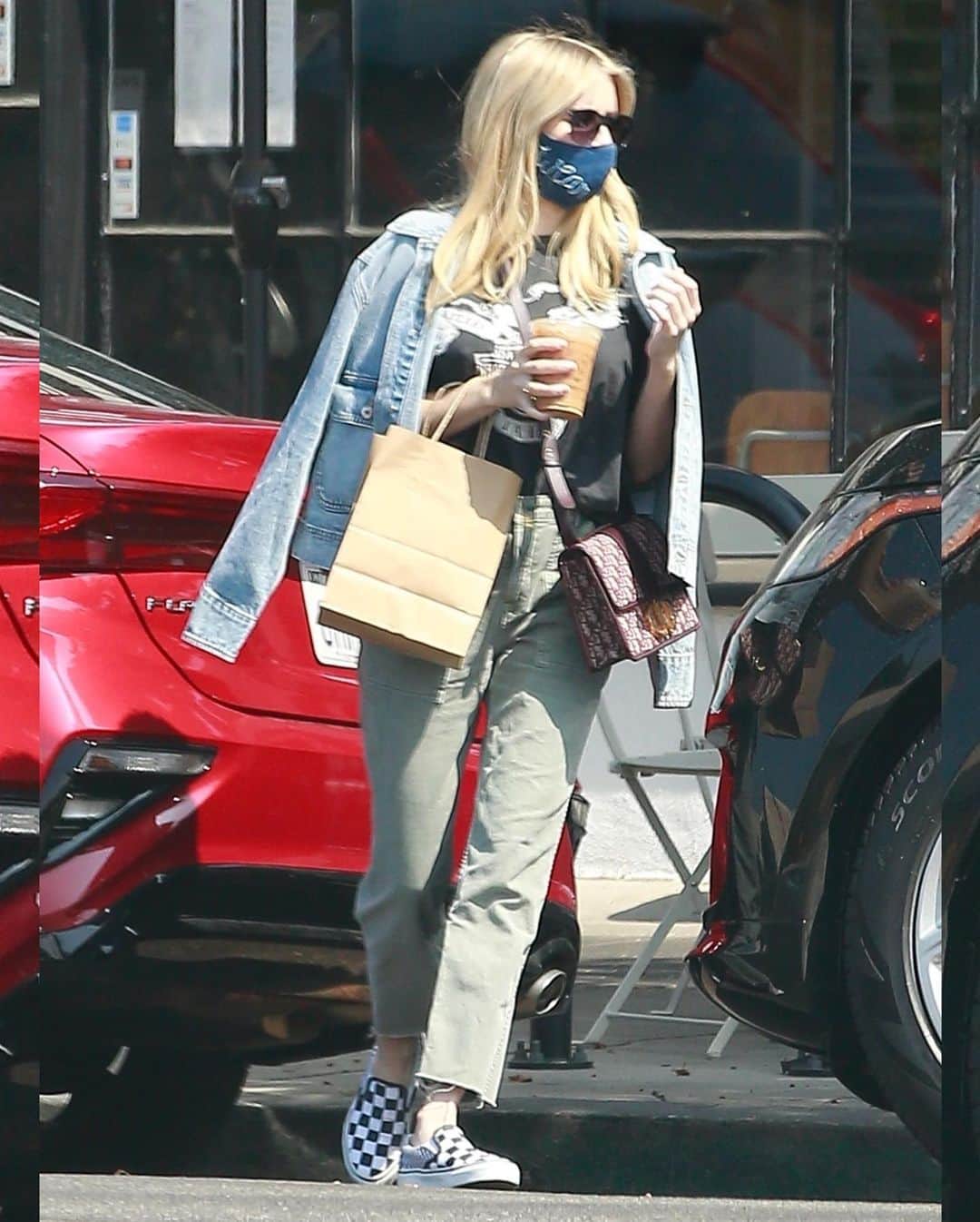 Just Jaredさんのインスタグラム写真 - (Just JaredInstagram)「@emmaroberts conceals her baby bump while out on a coffee run.  #EmmaRoberts Photos: Backgrid」7月23日 13時17分 - justjared