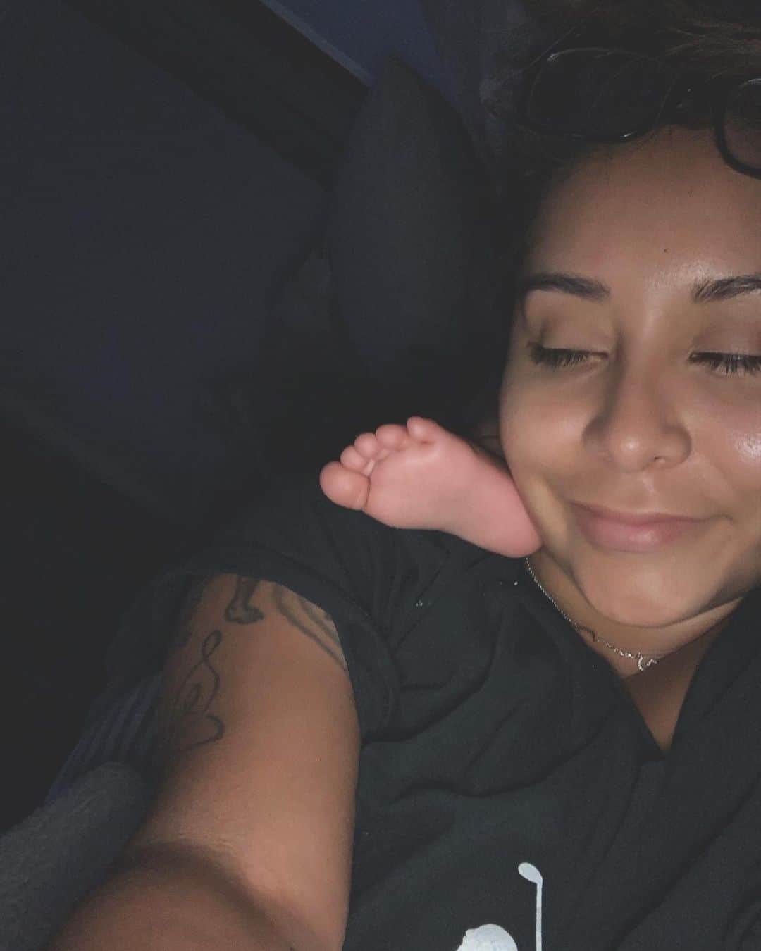 ニコール・ ポリッツィのインスタグラム：「Goodnight 😩 #MomLife」