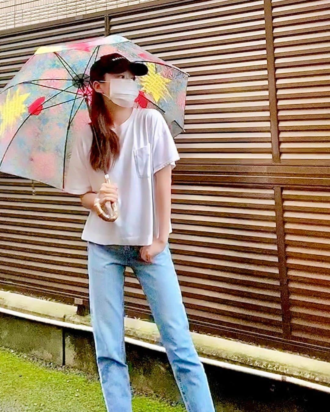 住吉史衣さんのインスタグラム写真 - (住吉史衣Instagram)「. . 雨の日もカラフル🌈な傘で少し楽しくなります🥰☂️ .  シルバーの靴はどんな服にも合うから、この夏色物が欲しくて迷ってる方はおすすめ☺️💕 . . はやく#梅雨 が明けますように🌈 #いつかの写真 #マスク 😷 #데님 #데님코디 #오오티디 #청바지  #ootd #coordinate #tshirt #denim #heel  #denimstyle #denimpants #フリーモデル  #白t #白tコーデ #デニム #デニムコーデ  #お天気 #空 #雨 #雨の日コーデ #梅雨コーデ  #ふーみんコーデ #唎酒師 #私服 #withgirls #itsnap #oggi . .」7月23日 13時22分 - fumie_0426