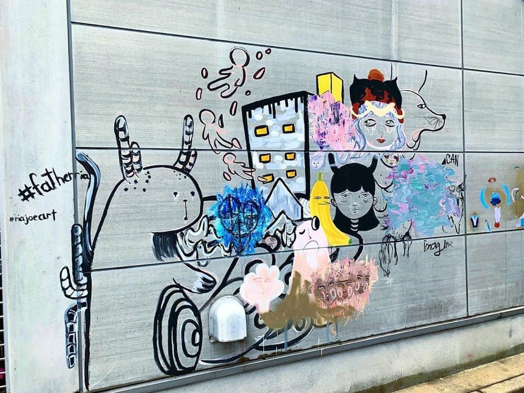 秋山ゆずきのインスタグラム：「. . ‪空から大きな透明の風船が落ちてきて‬ ‪その中に沢山の‬わくわくが詰まってて、眺めてたら‬ ‪知らないおばあちゃんがその風船回収にきて‬  ‪【もう少しみたい！】って言ったら‬ ‪これはみんなに届けるものだから‬ ‪行かなきゃって言われた。   おばあちゃん一瞬でその大きな風船 ちっちゃくして去っていった ‬ ‪夢の中で、この風船空から落ちてきたの見るの5回目くらいだって思った！‬  ‪また夢に出てきてあげるから って言ってた。 夢の中で私、 【見たい夢見られるのですぐ会えますね】 って強気な発言してた。  変な夢だった〜 夢って面白いから 色々メモ始めよう🕊  #夢 #今日見た夢 #今日みた夢の話 #今日見た夢の話 #風船 #風船の夢 #夢占い #よく夢を見る」