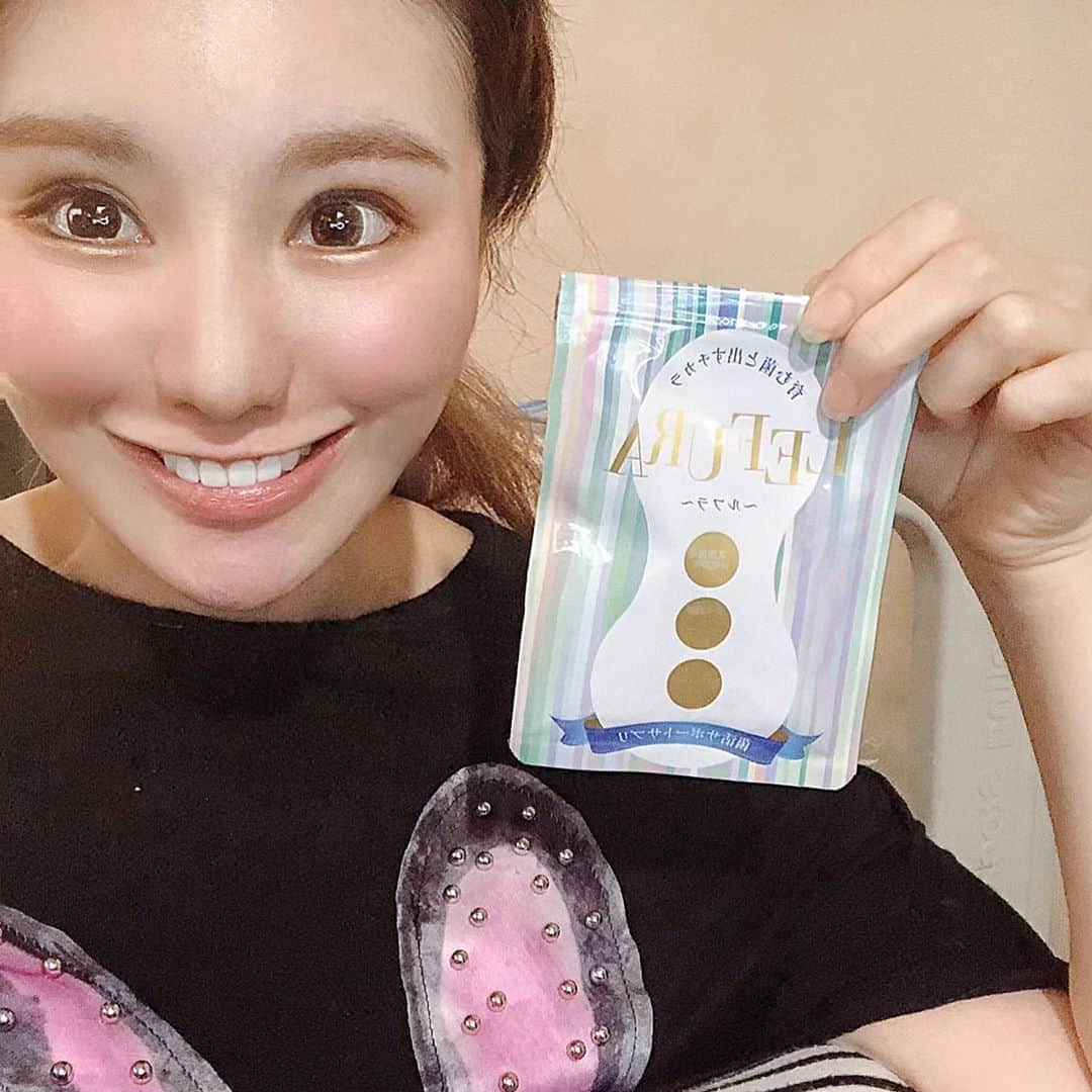 のインスタグラム：「【痩せ菌ダイエット👀🦠】 しっかり太ったので、腸内の善玉菌を増やす﻿ #菌活サポートサプリ #LEFURA 💋﻿ を飲み始めました🧸♡ ﻿ 体内フローラのためのトリプル菌活成分﻿だけじゃなくて  お腹で膨らんで満腹感＋糖質吸収ブロック🔪してくれる成分﻿、 ビタミン・ミネラル・各種アミノ酸﻿などの美容成分も入っててこれだけ飲んでおけば安心💓💓  お通じよくなる👼💡！ 色んなダイエットしてきたけど、 体質改善からが1番だなと思うので腸内環境から﻿整えていく👼⭕️ #lefura #ルフラ #体内フローラ #痩せ菌サプリ #美容 #ダイエット #コロナ太り解消 #糖質吸収 #ビタミン #ミネラル  #便秘解消 #デトックス #痩せ活 #痩せたい #diet」